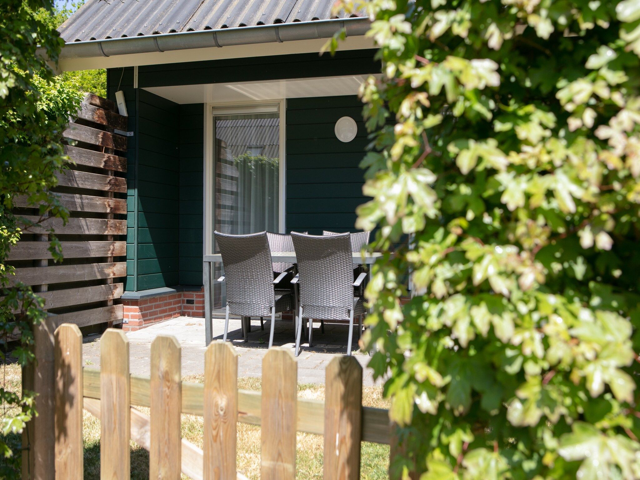Het terras van Vakantiepark Horsetellerie 7 in Hardenberg (rheezerveen)