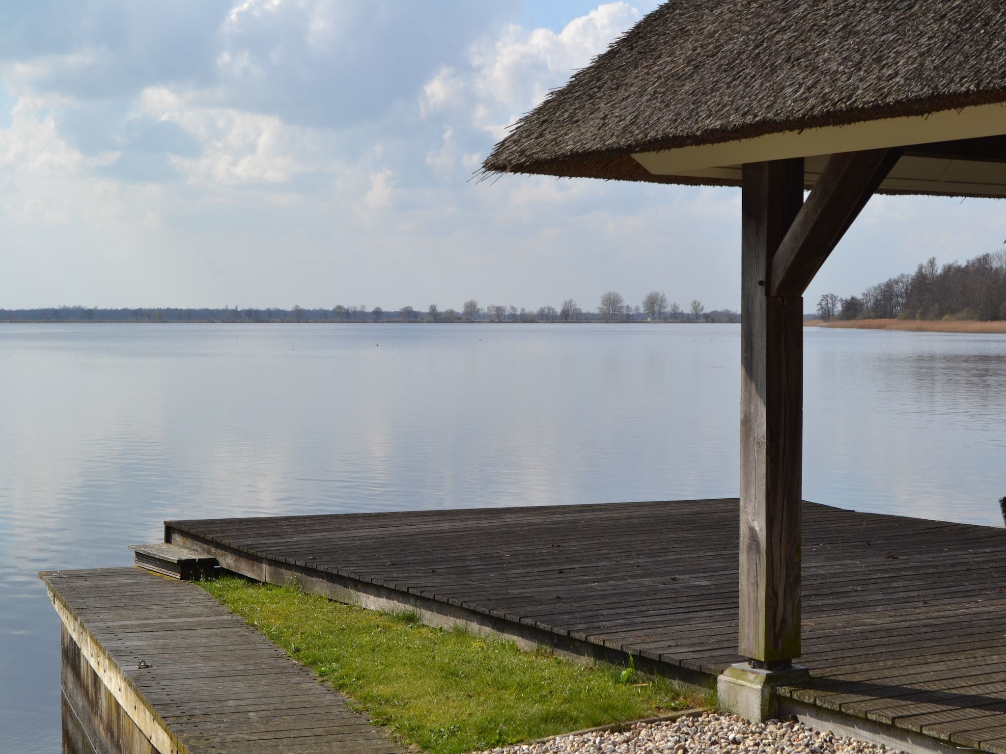 Het terras van Waterpark Belterwiede 3 in Wanneperveen