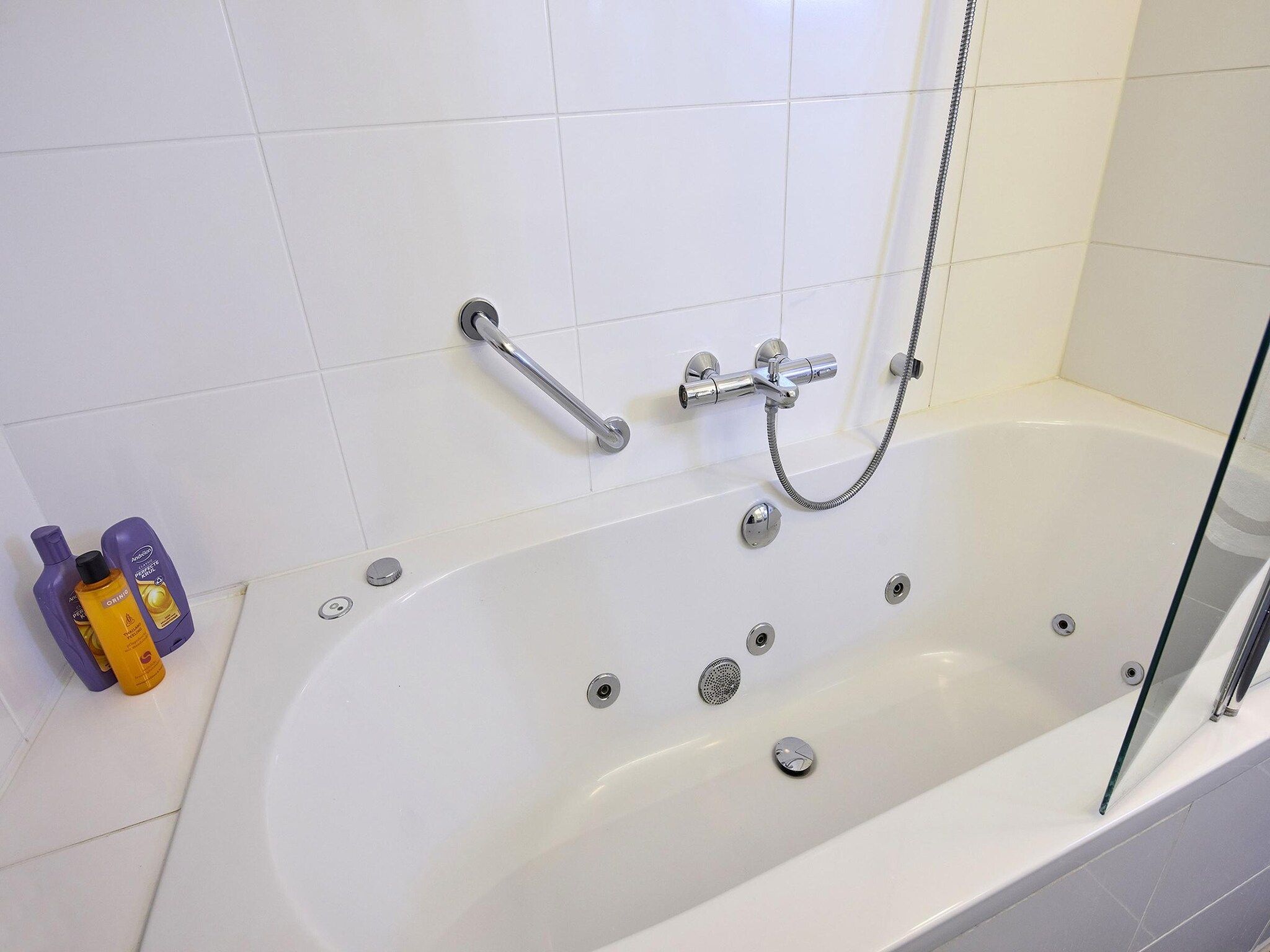 De badkamer van Buitenhof De Leistert 15 in Roggel