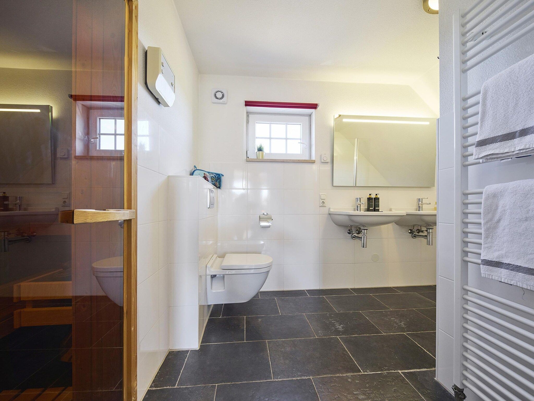 De badkamer van Buitenhof De Leistert 15 in Roggel