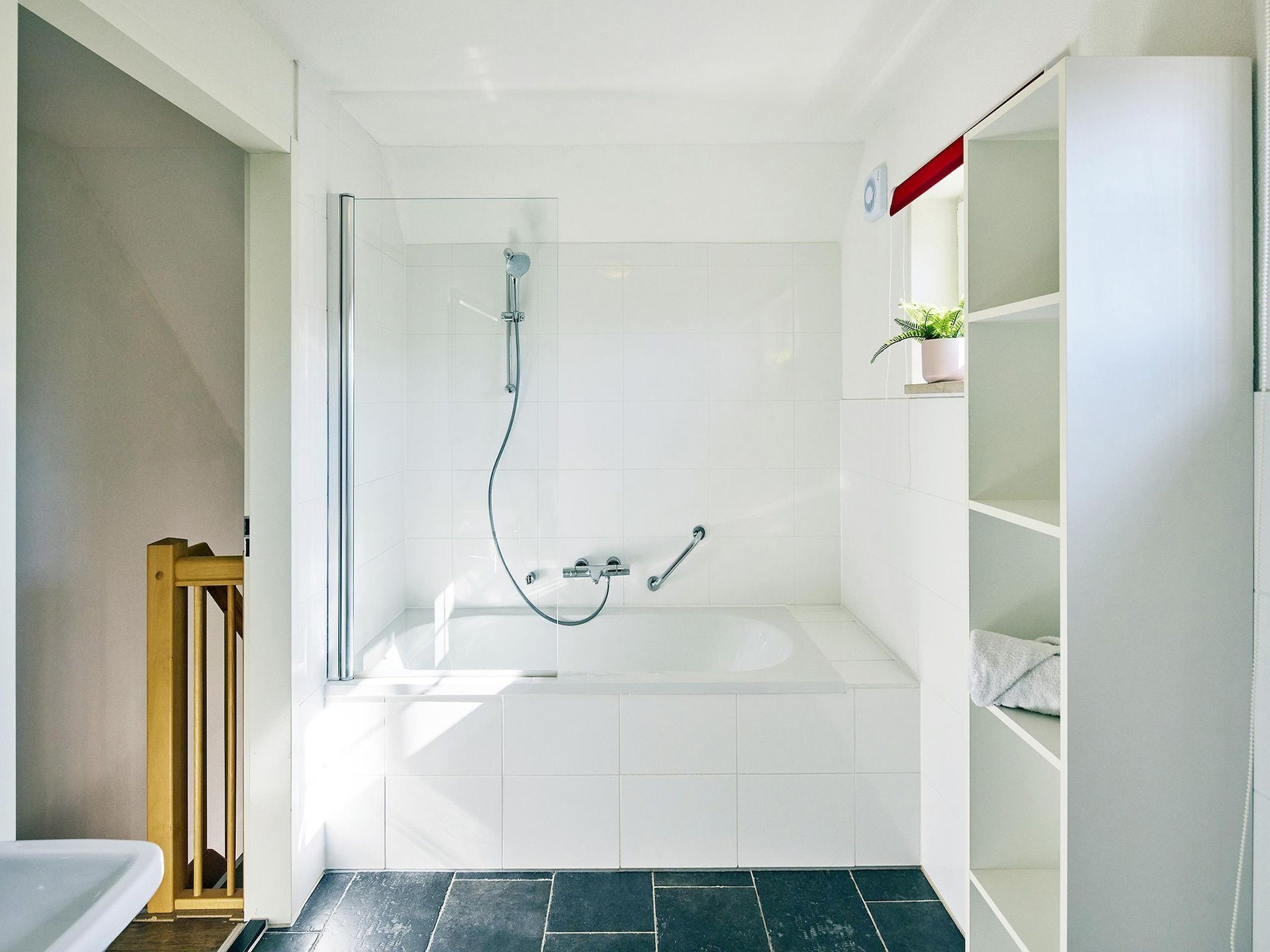 De badkamer van Buitenhof De Leistert 14 in Roggel