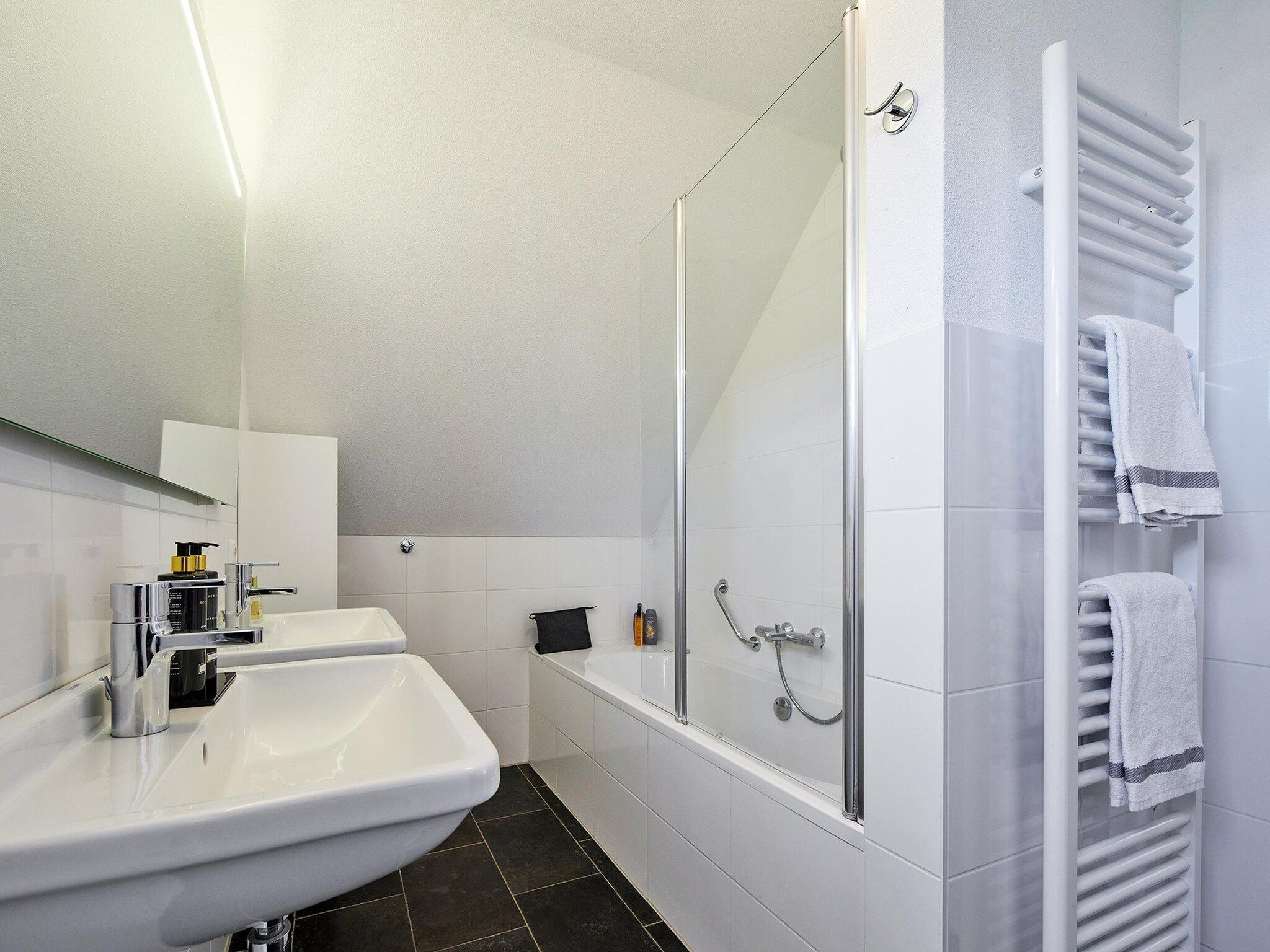 De badkamer van Buitenhof De Leistert 16 in Roggel
