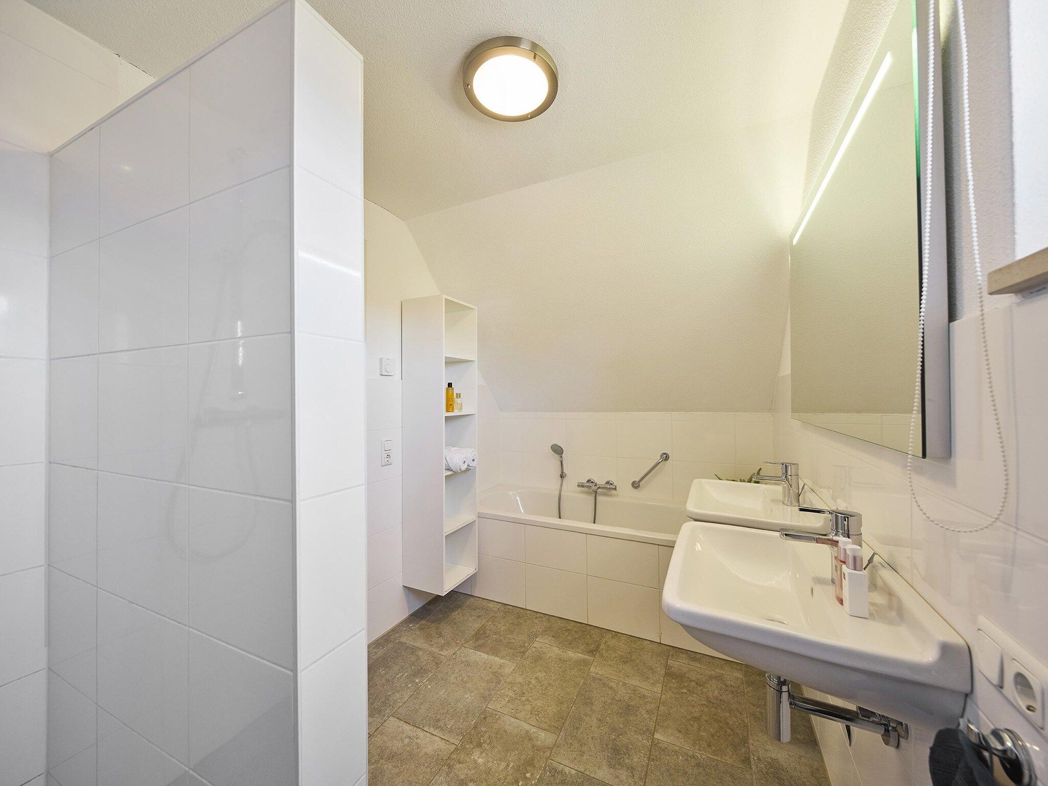 De badkamer van Buitenhof De Leistert 4 in Roggel
