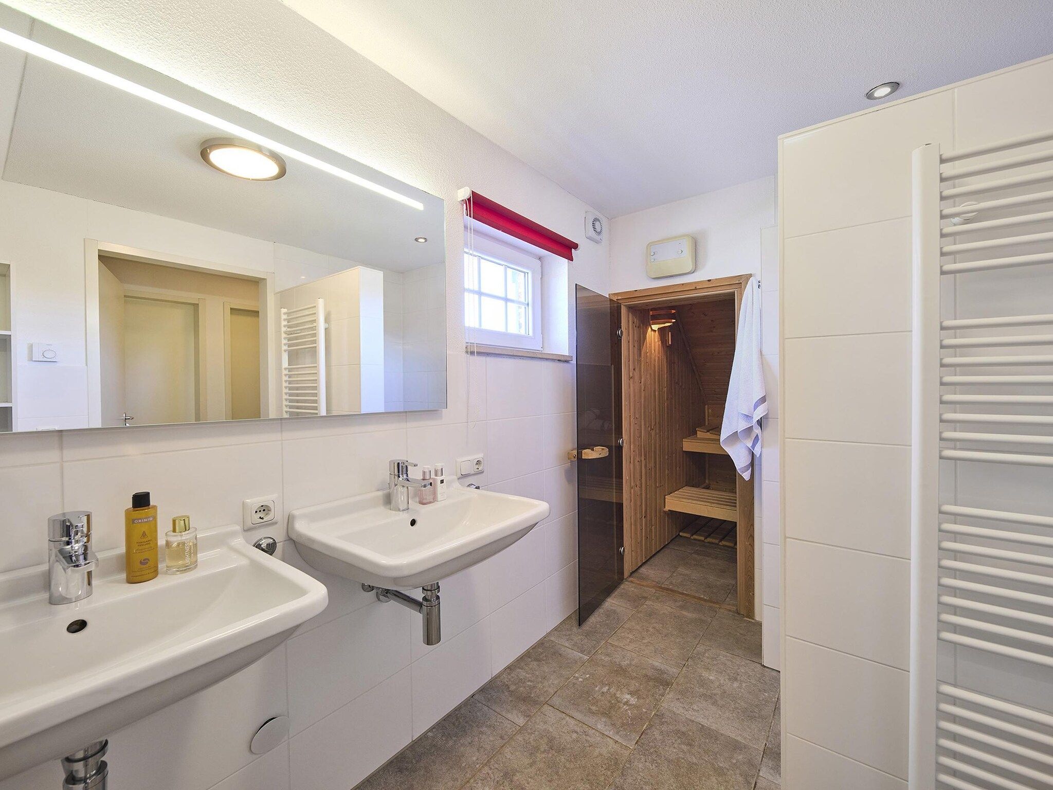 De badkamer van Buitenhof De Leistert 6 in Roggel