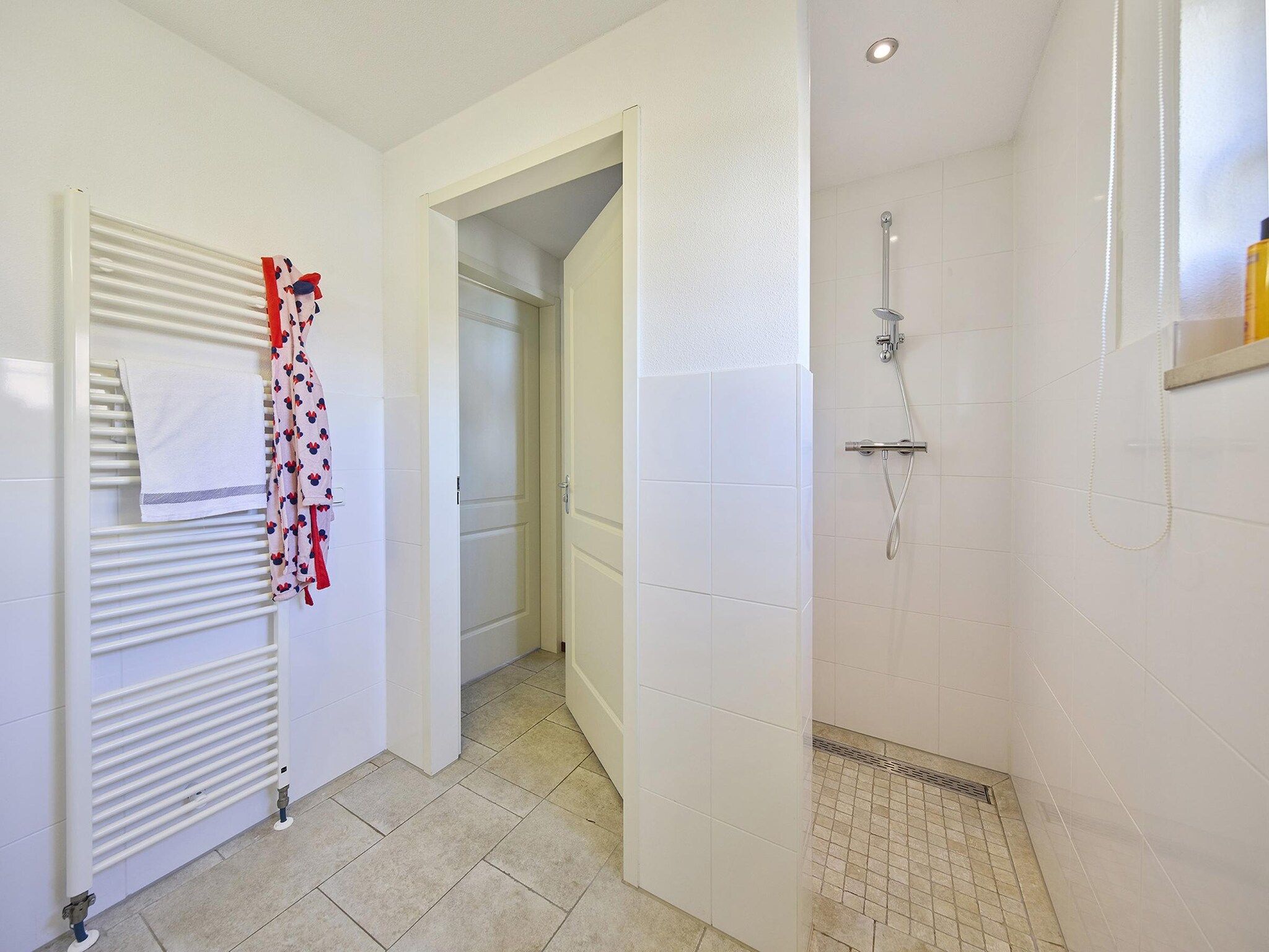 De badkamer van Buitenhof De Leistert 17 in Roggel