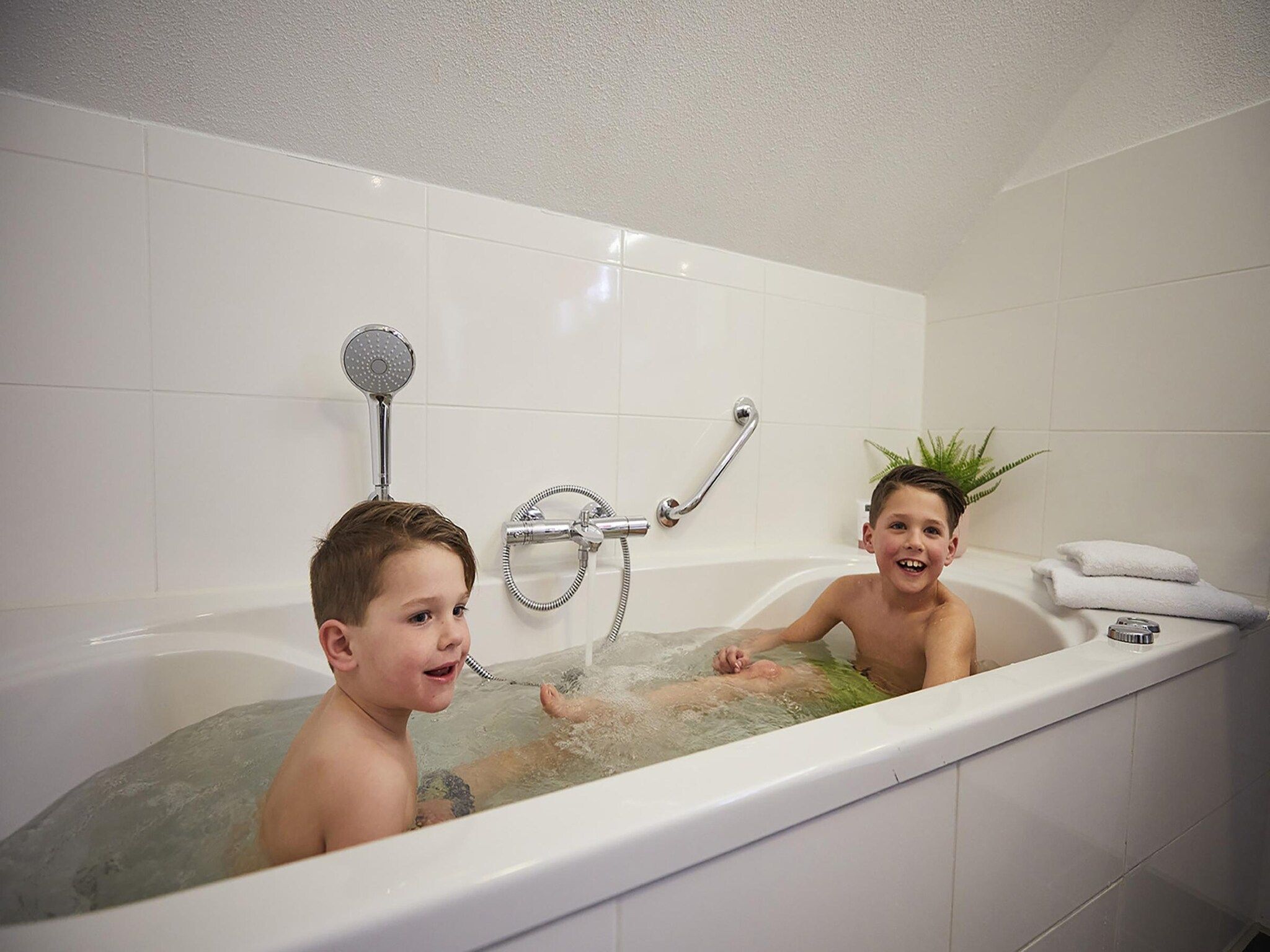 De badkamer van Buitenhof De Leistert 10 in Roggel