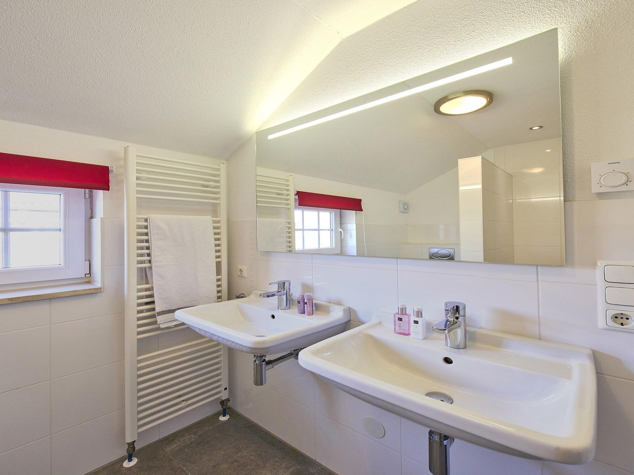 De badkamer van Buitenhof De Leistert 9 in Roggel
