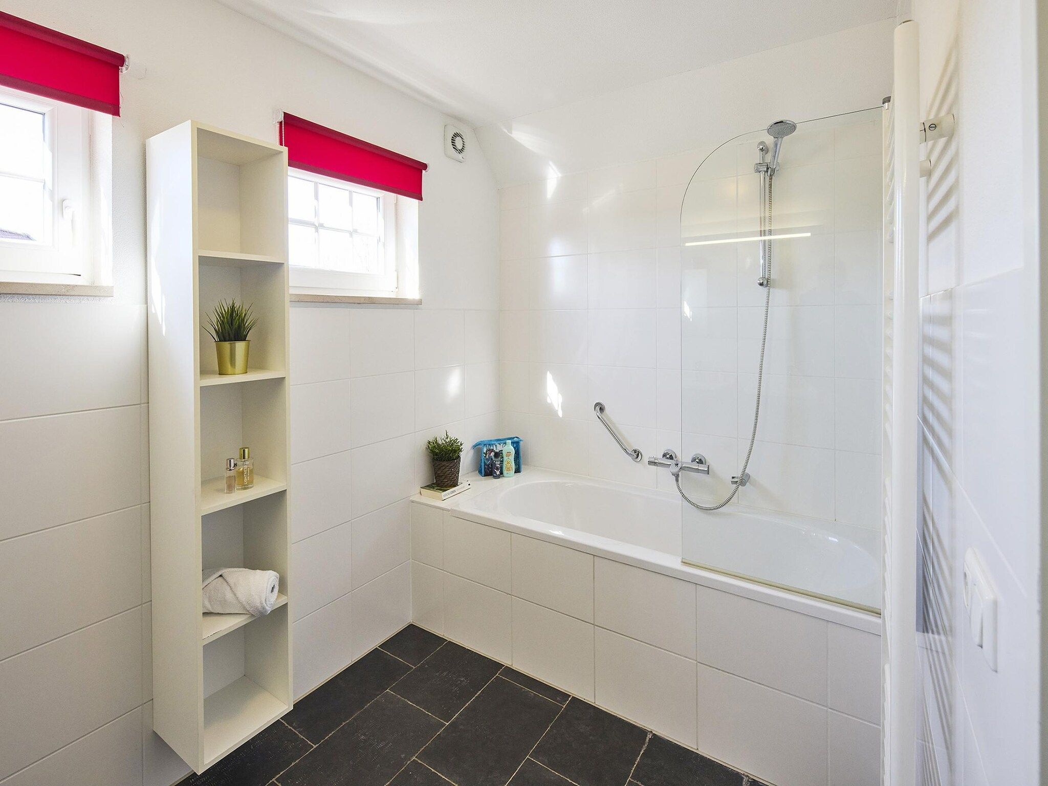 De badkamer van Buitenhof De Leistert 9 in Roggel