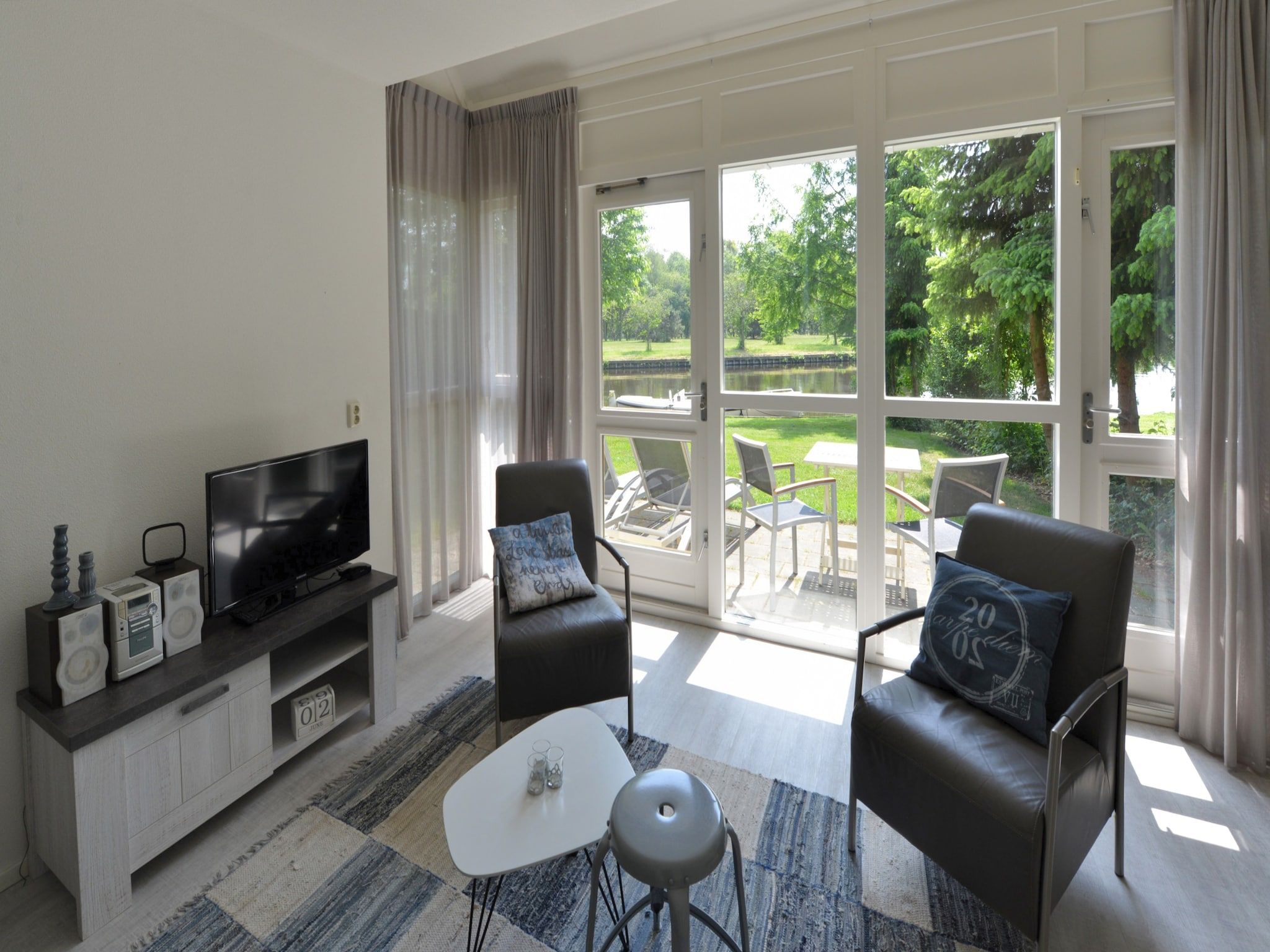 De woonkamer van Villapark Schildmeer 3 in Steendam