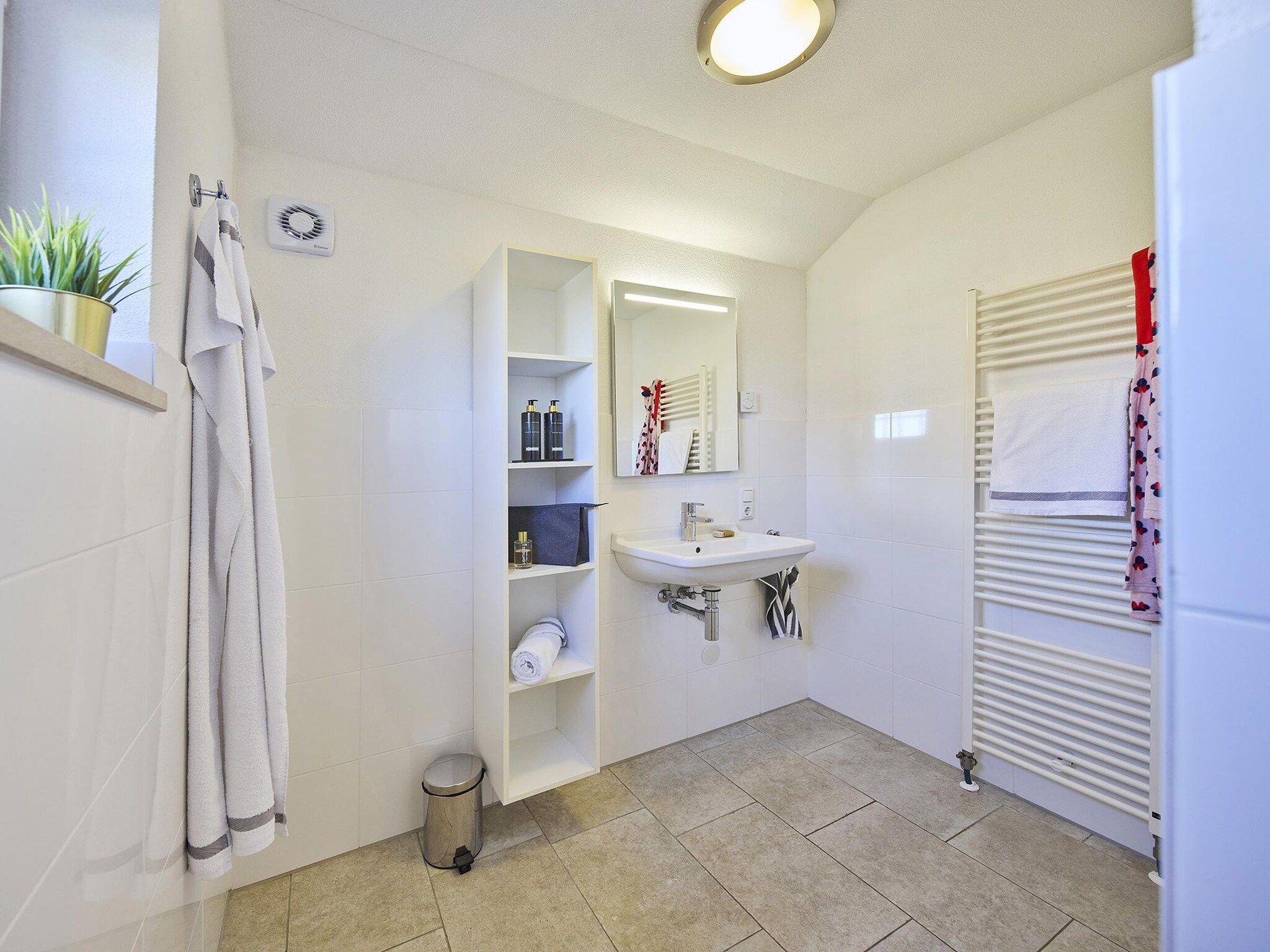 De badkamer van Buitenhof De Leistert 8 in Roggel