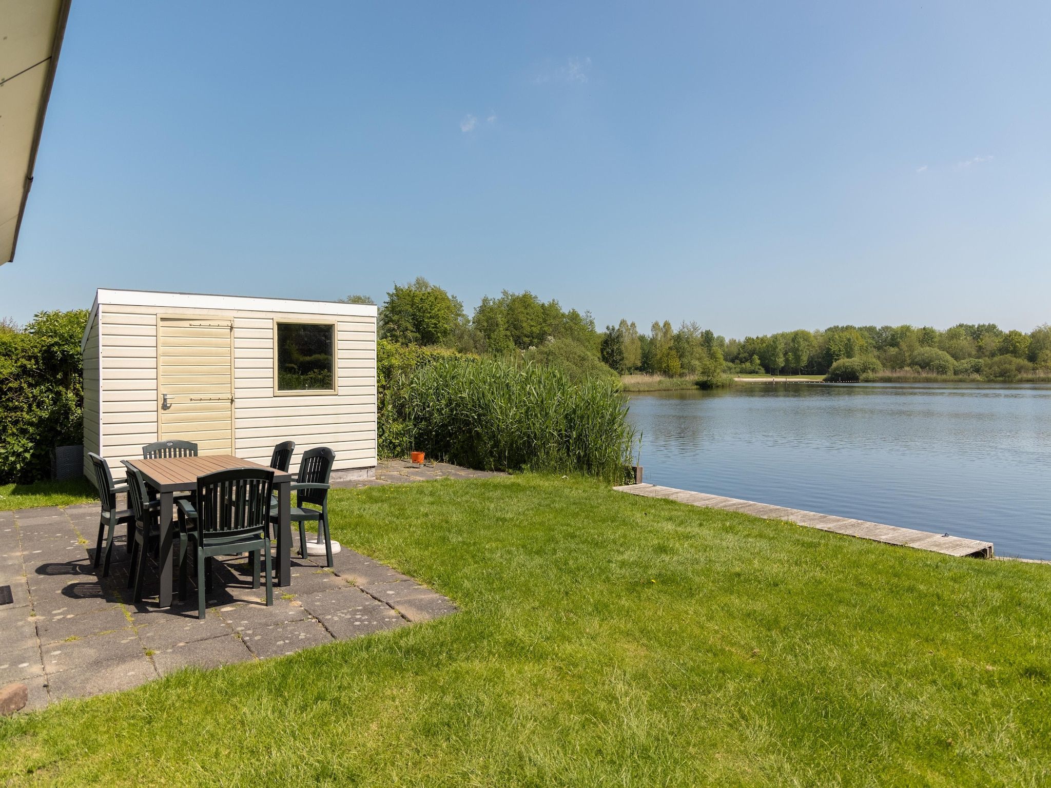 Het terras van Buitenplaats It Wiid in Eernewoud