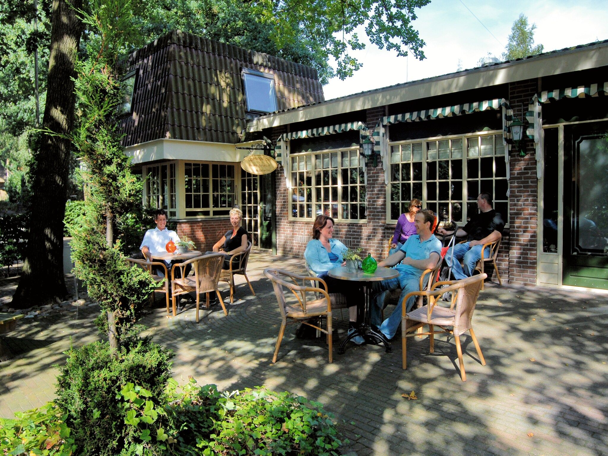 Het terras van Recreatiepark Tolplas 2 in Hoge Hexel