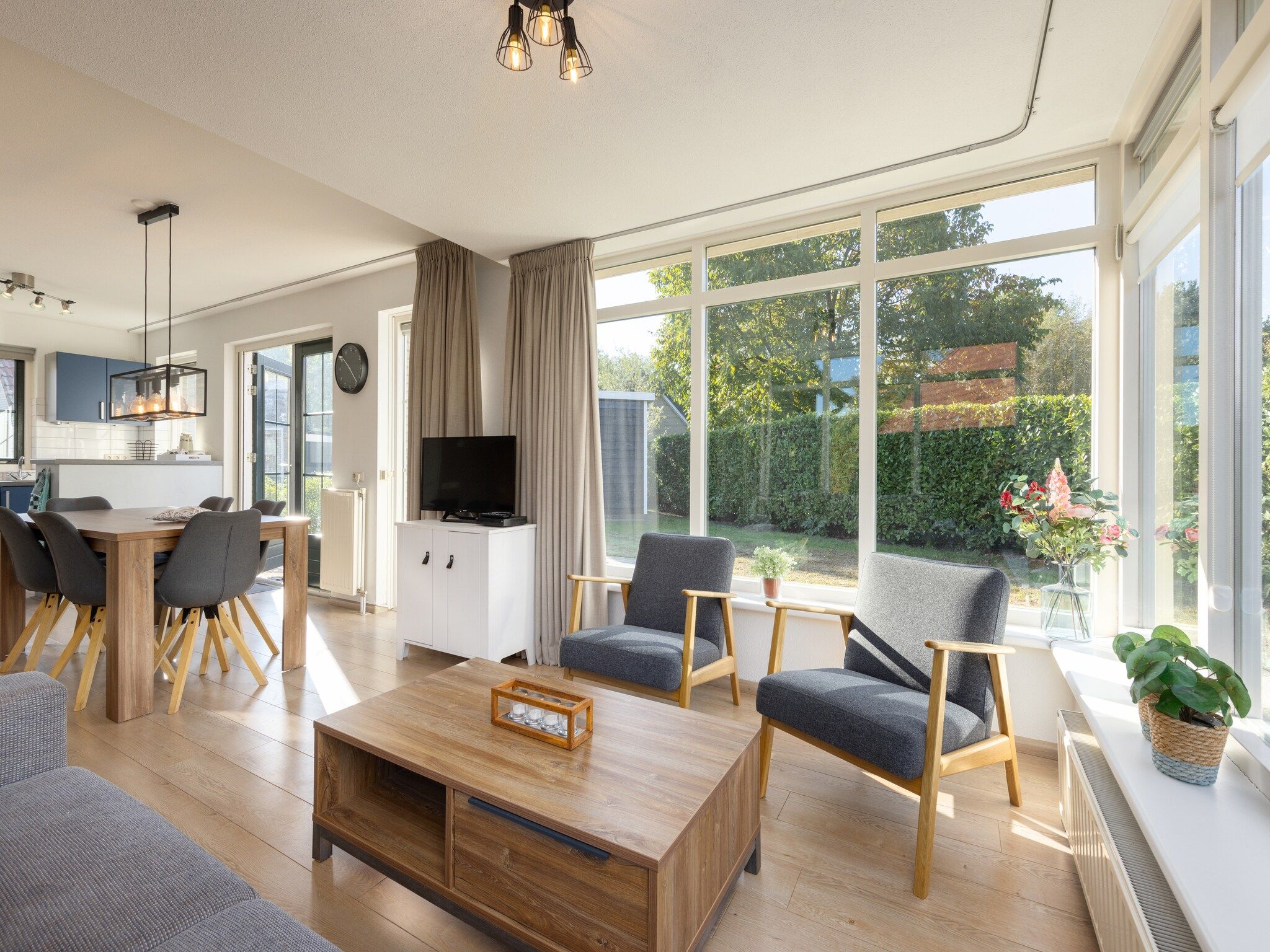 De woonkamer van Recreatiepark Tolplas 8 in Hoge Hexel