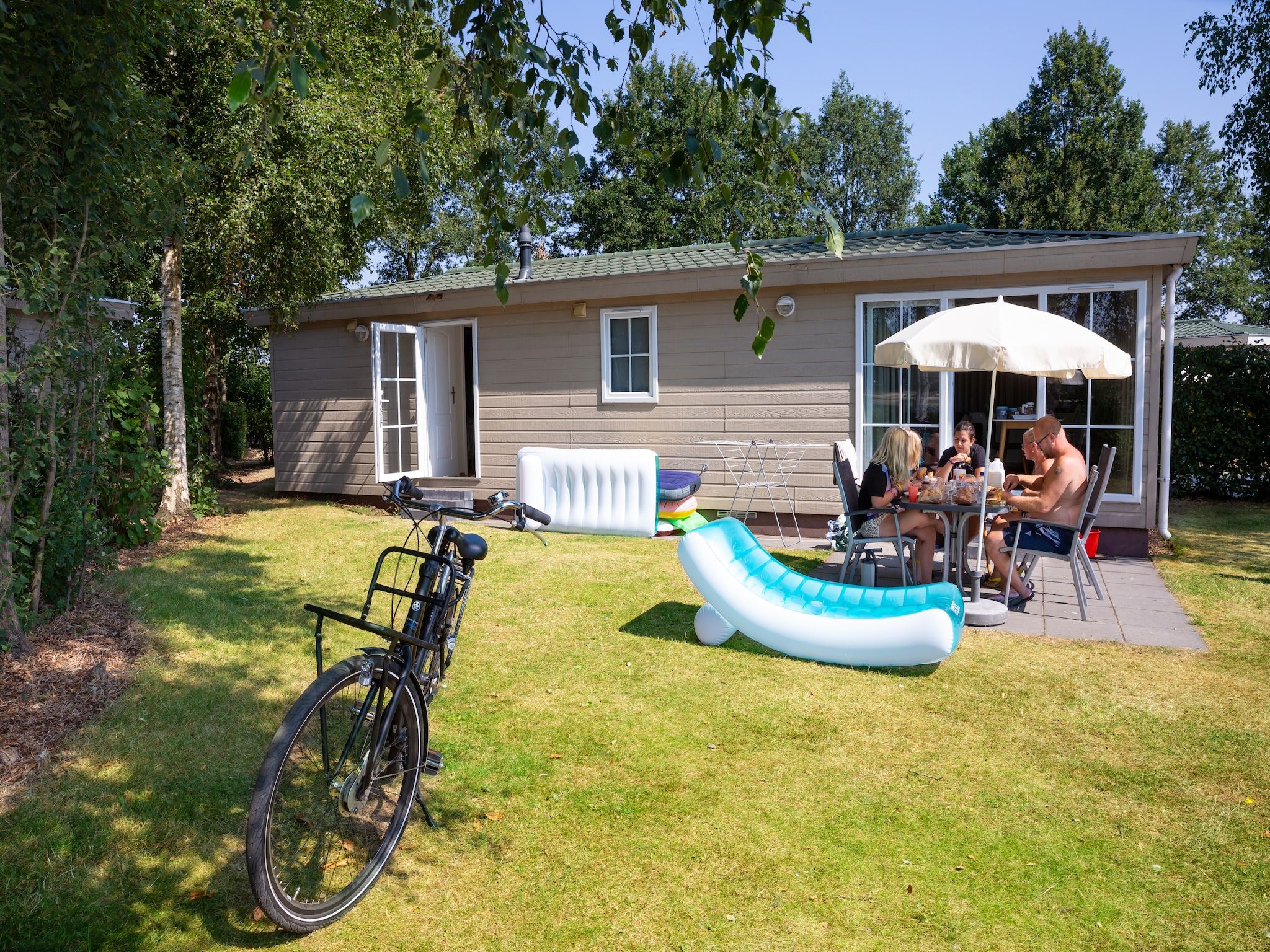 De tuin van Recreatiepark Tolplas 8 in Hoge Hexel