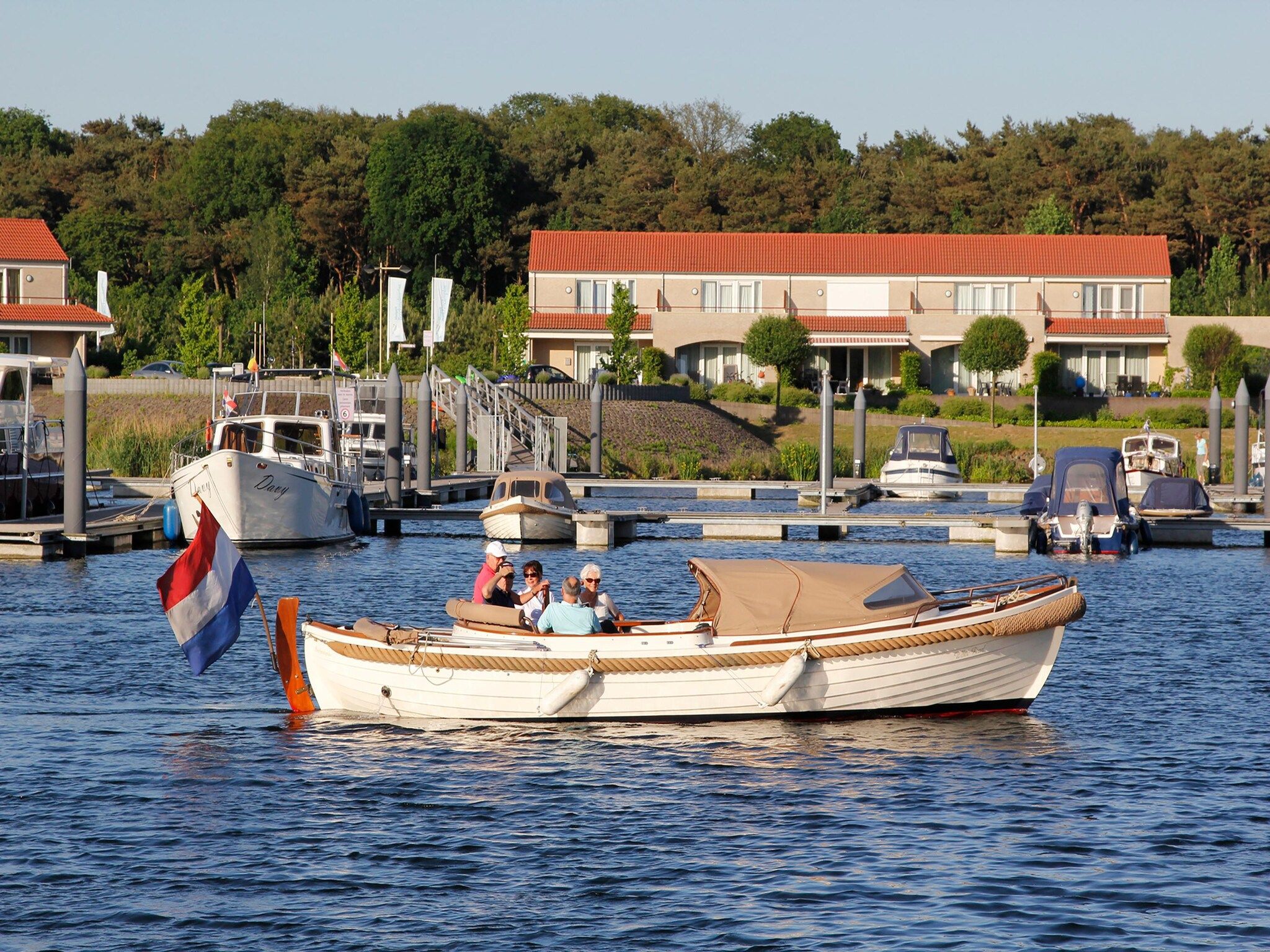 De buitenkant van Havenwoning 2-6 persoons in Heel