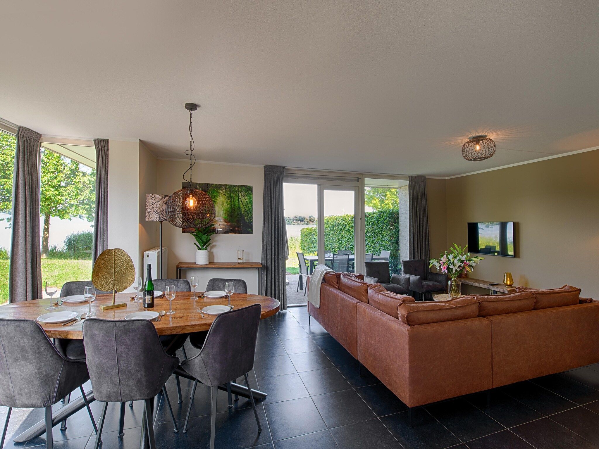 De woonkamer van Waterwoning 2-6 persoons in Heel