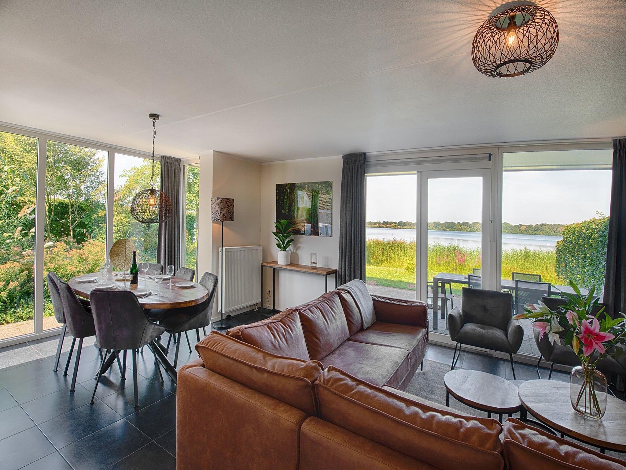 De woonkamer van Waterwoning 2-6 persoons in Heel
