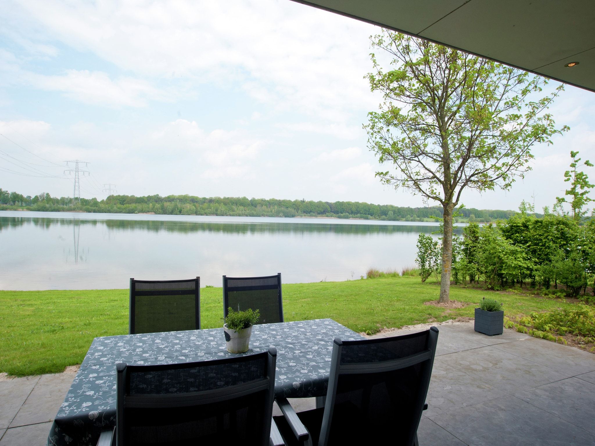 Het terras van VIP Waterzicht 2-4 persoons in Heel