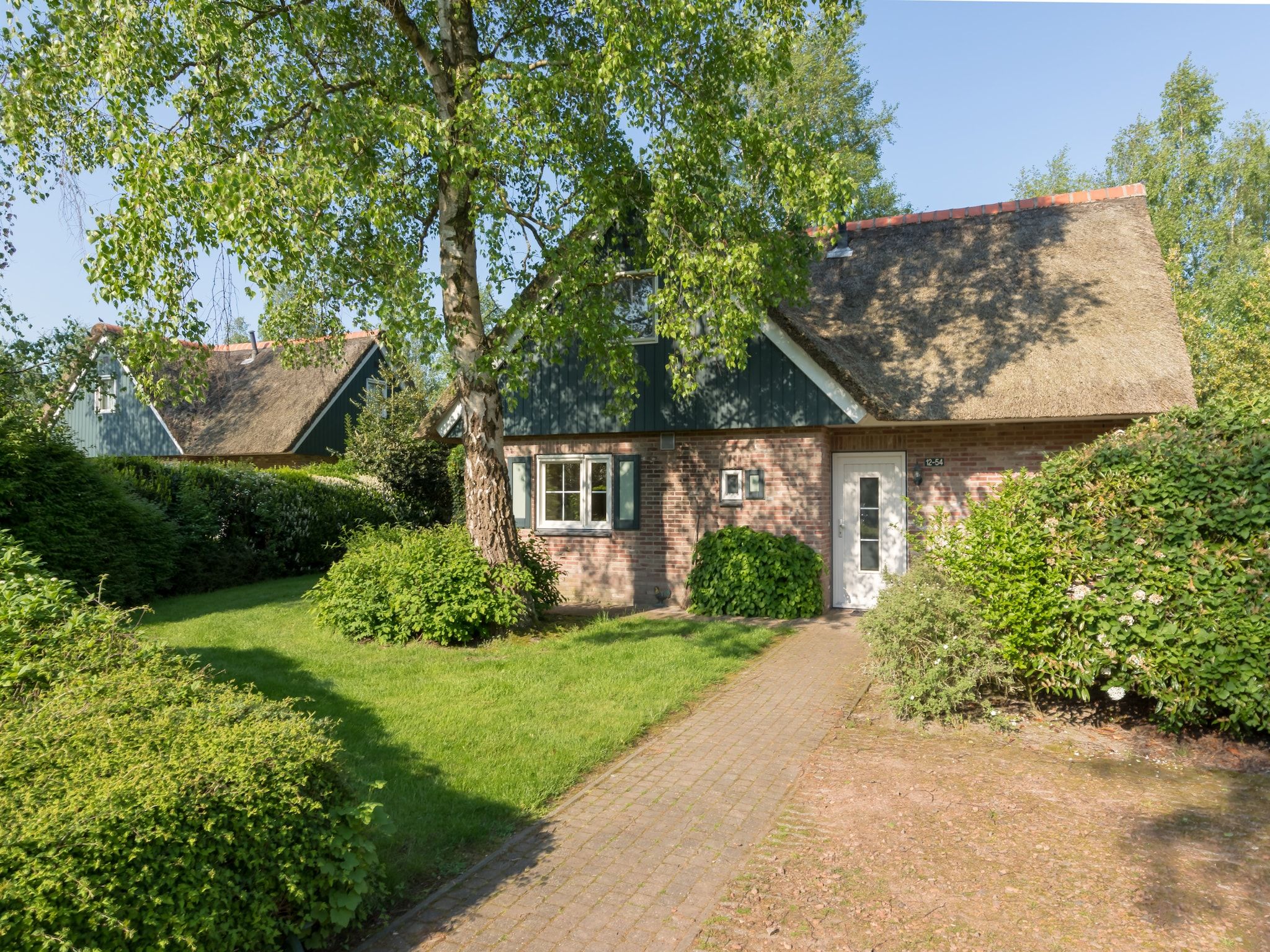 De buitenkant van Villapark De Weerribben 4 in Paasloo