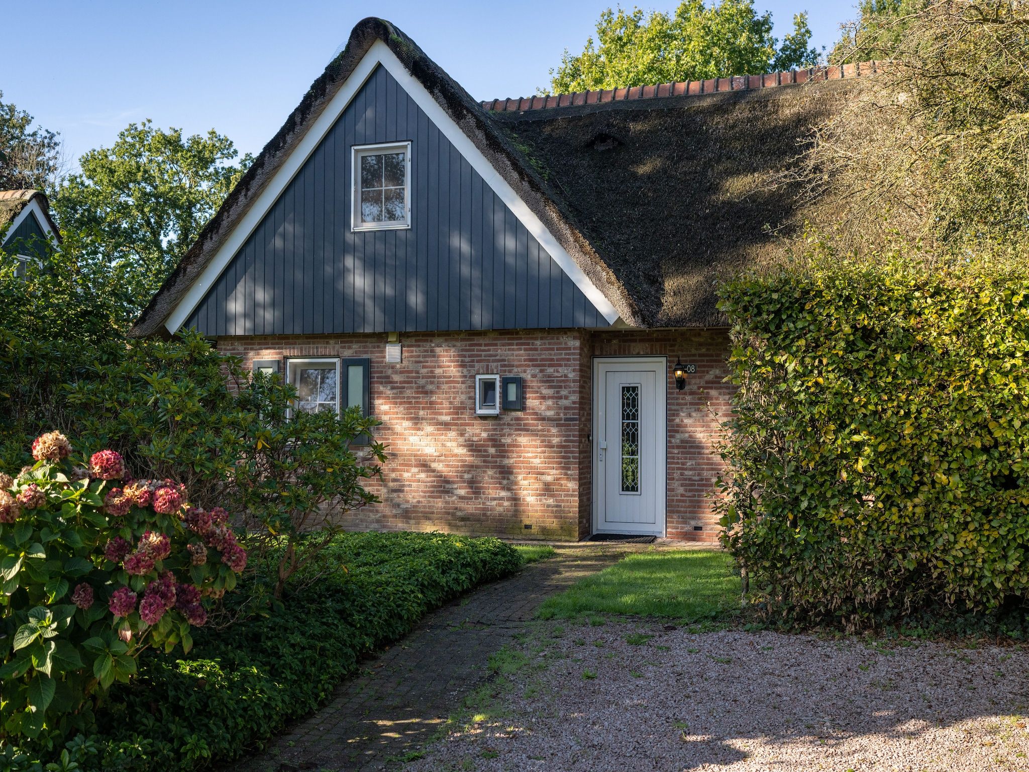 De buitenkant van Villapark De Weerribben 4 in Paasloo