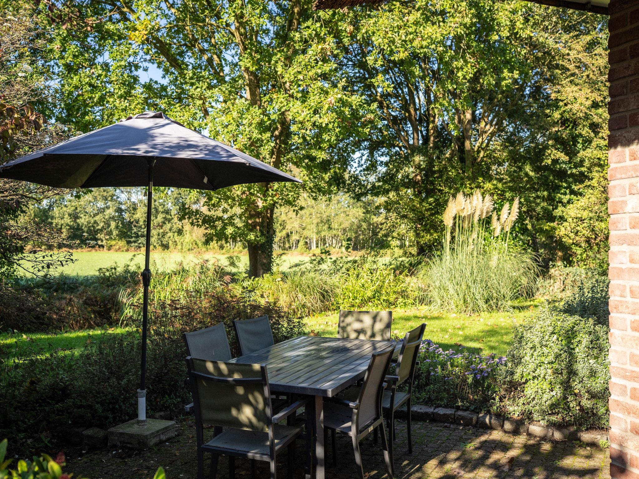 Het terras van Villapark De Weerribben 4 in Paasloo