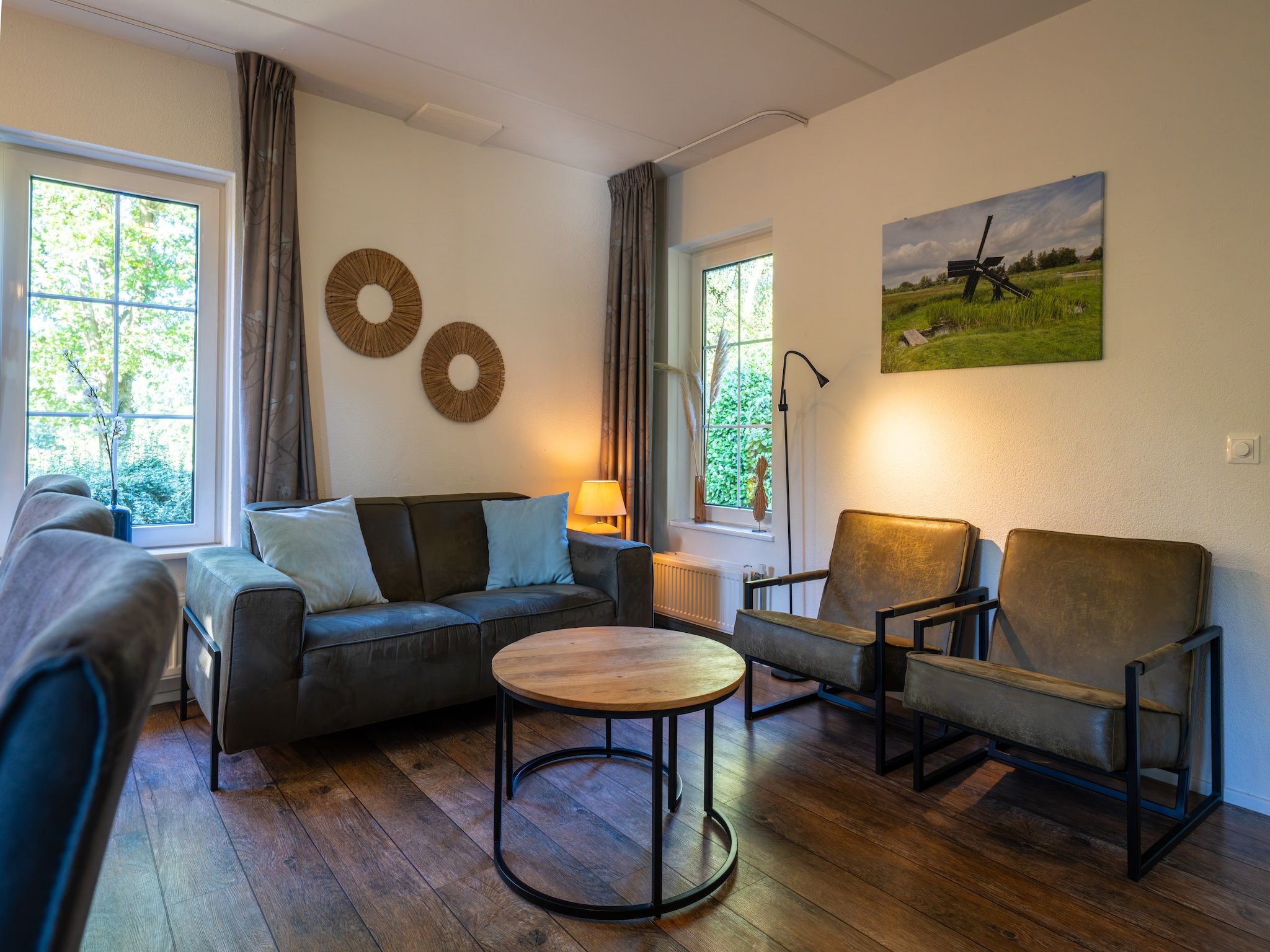 De woonkamer van Villapark De Weerribben 4 in Paasloo