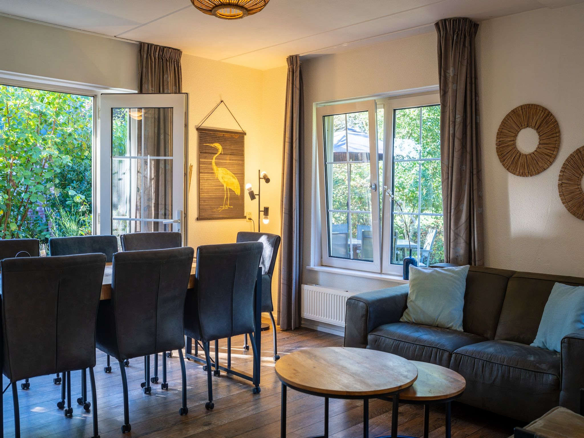 De woonkamer van Villapark De Weerribben 4 in Paasloo