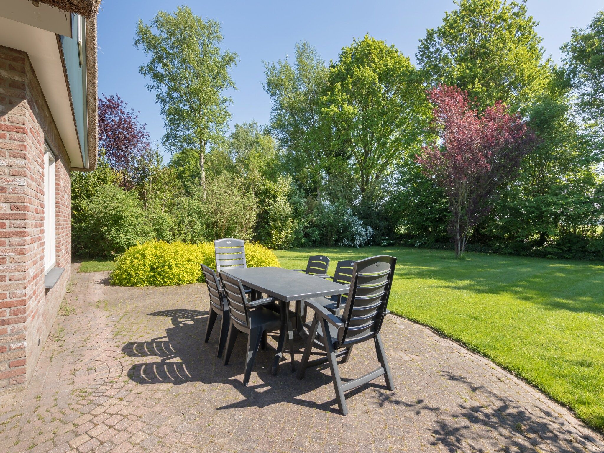 Het terras van Villapark De Weerribben 1 in Paasloo