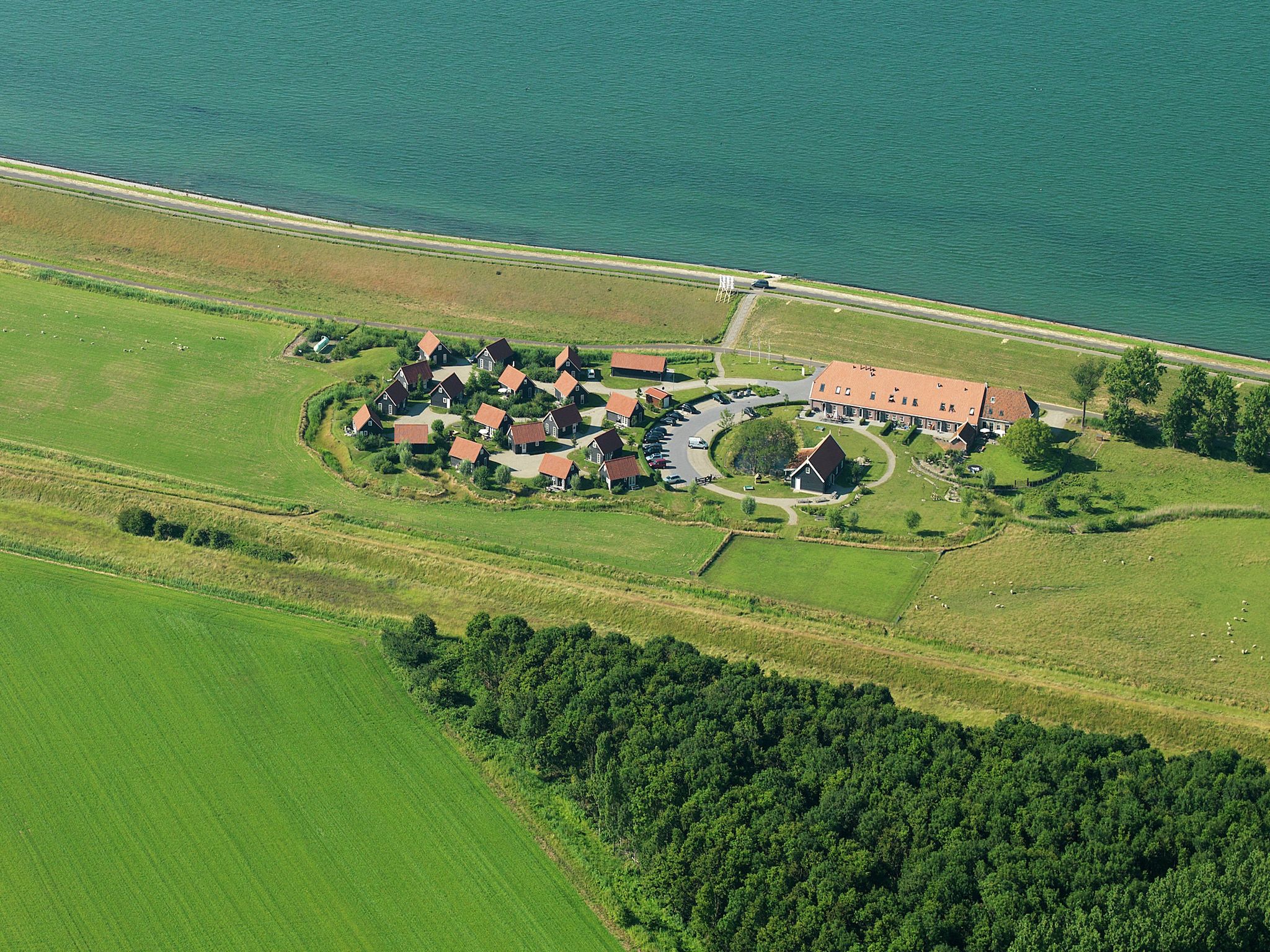 De buitenkant van Recreatiepark de Stelhoeve 1 in Wemeldinge