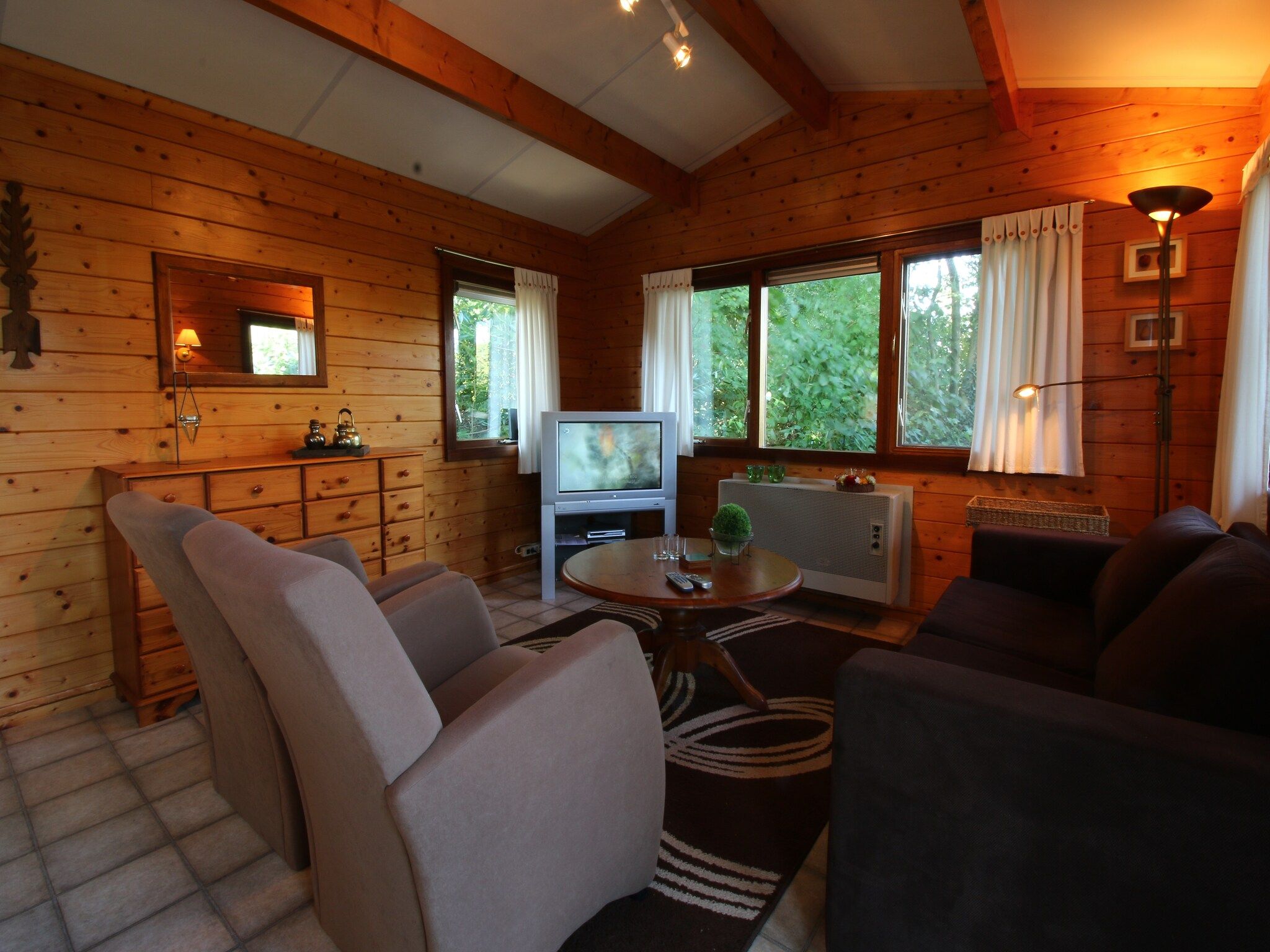 De woonkamer van Chaletpark Kuiperberg 7 in Ootmarsum