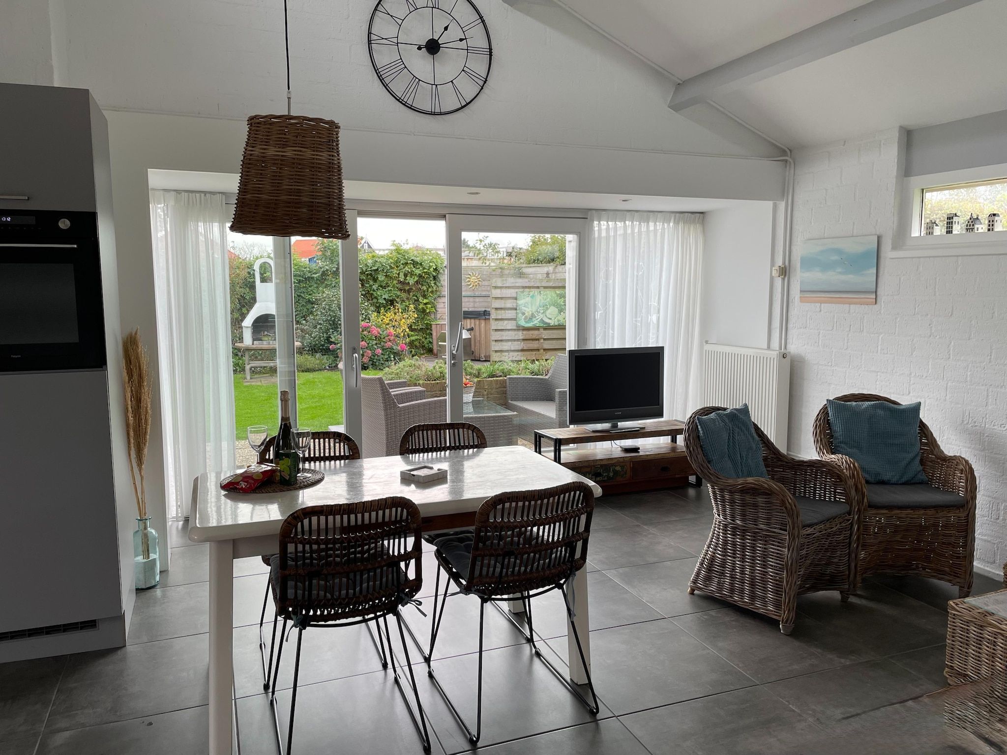 De woonkamer van Buenaventura in Egmond aan den Hoef