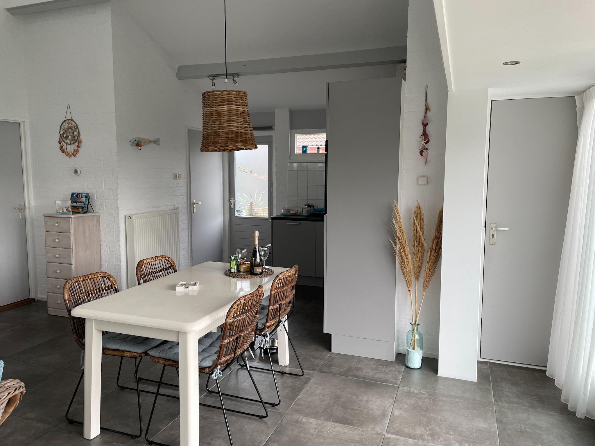 De eetkamer van Buenaventura in Egmond aan den Hoef
