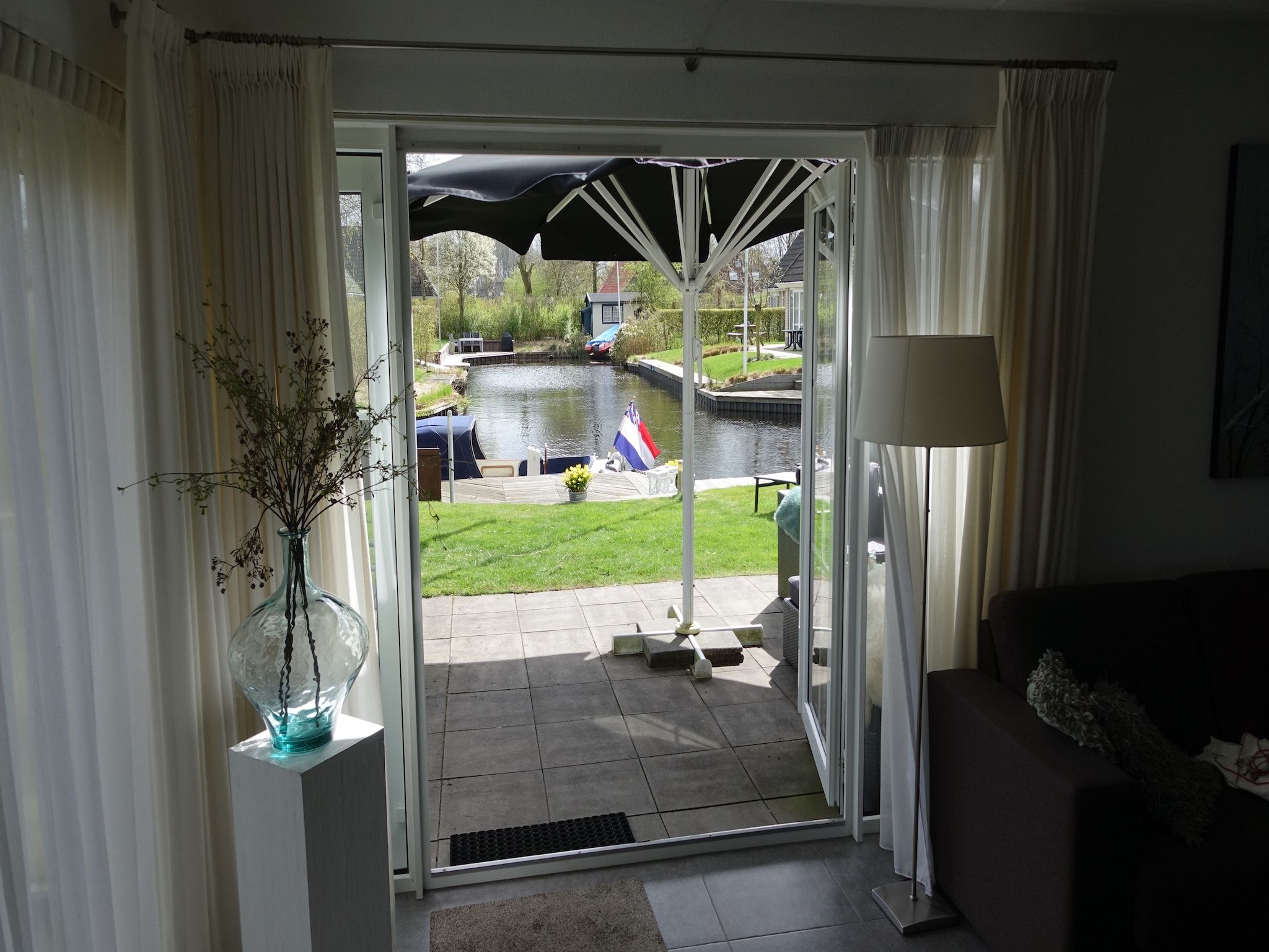 De tuin van Wellness aan het Water in Eernewolde in Earnewald