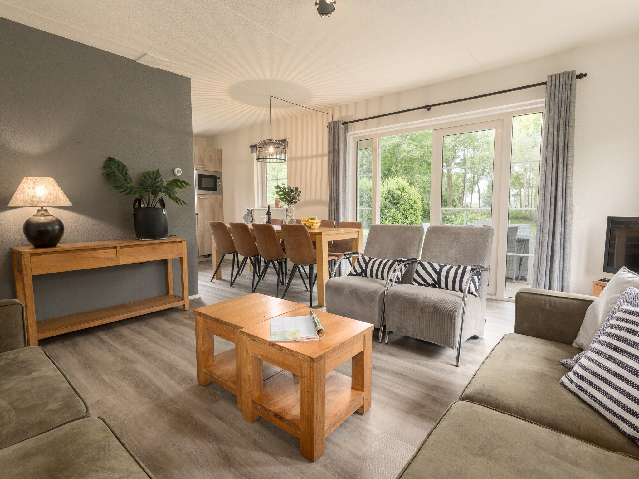 De woonkamer van Villapark De Weerribben 3 in Paasloo