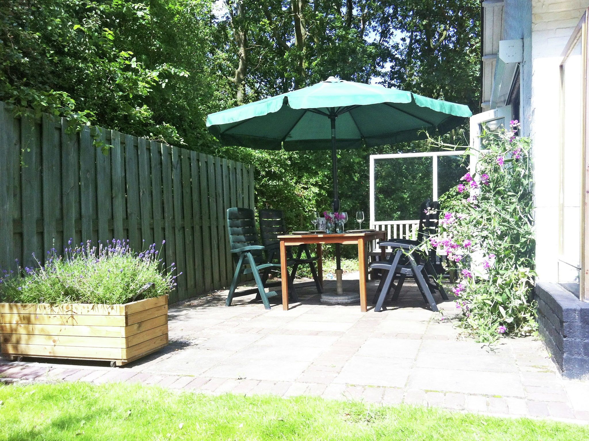 Het terras van Zeeroos in Koudekerke-Dishoek