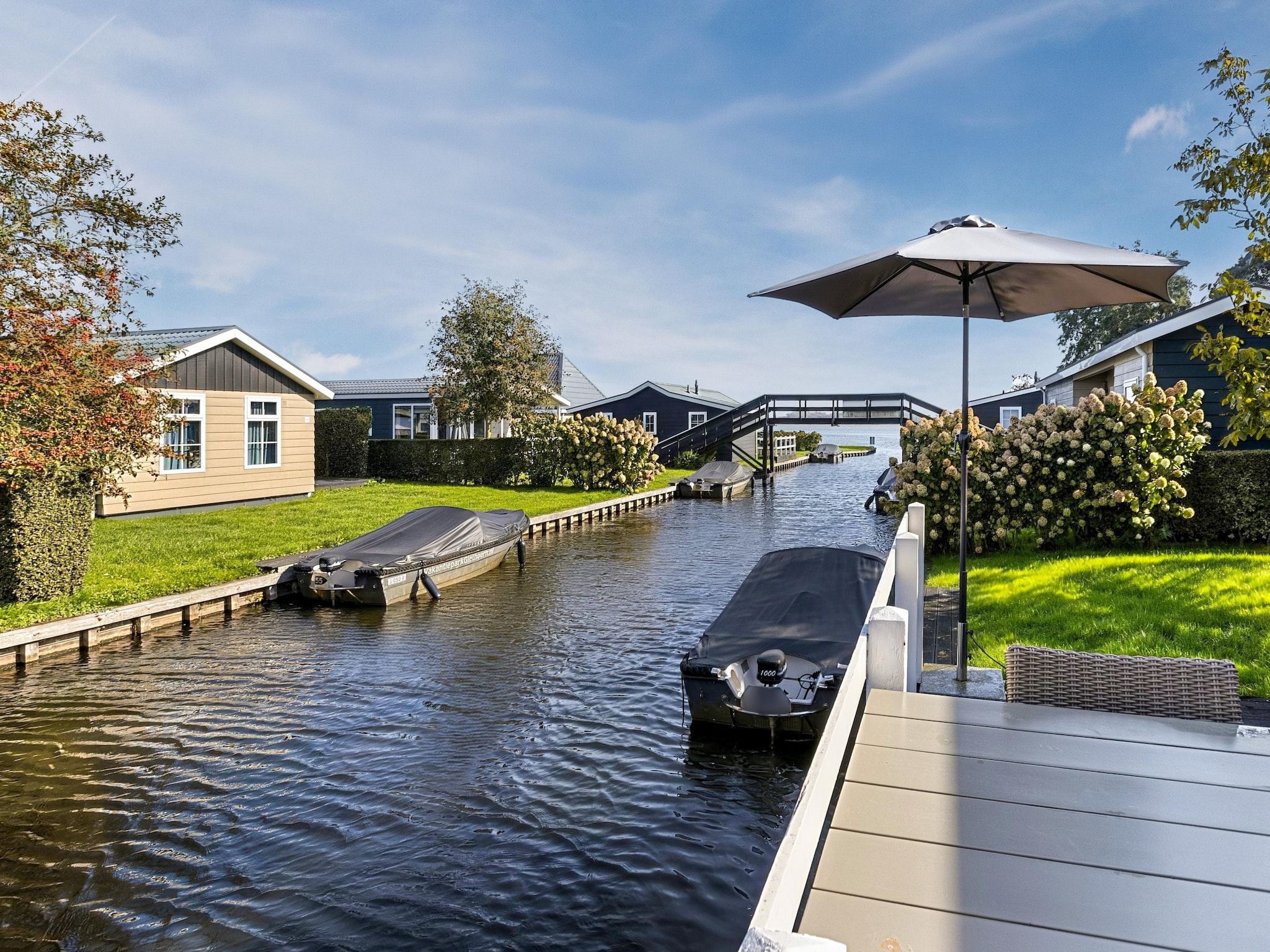 Het terras van Vakantiepark Giethoorn 4 in Giethoorn