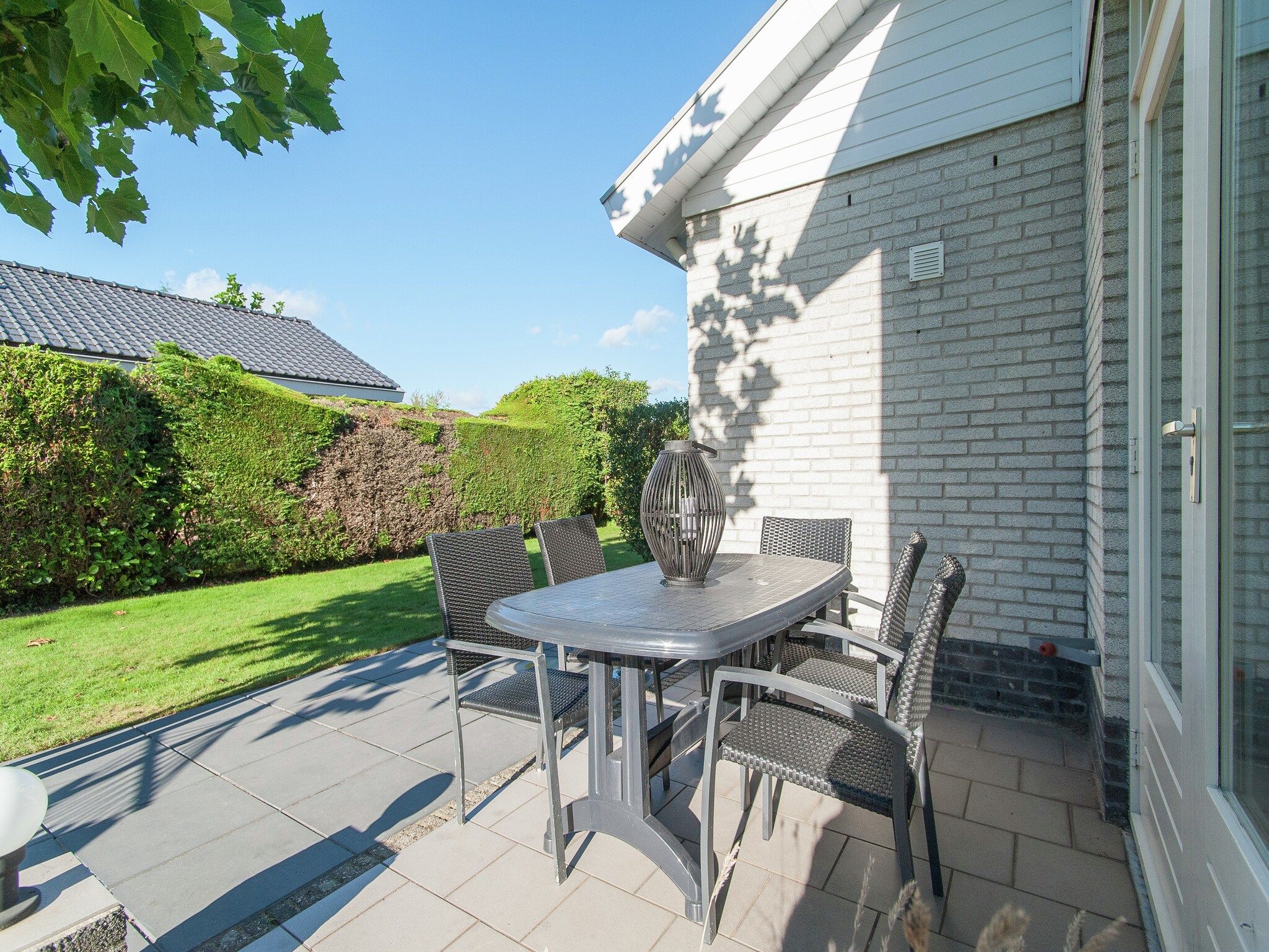 Het terras van Bungalowpark de Gouden Spar 2 in Noordwijk