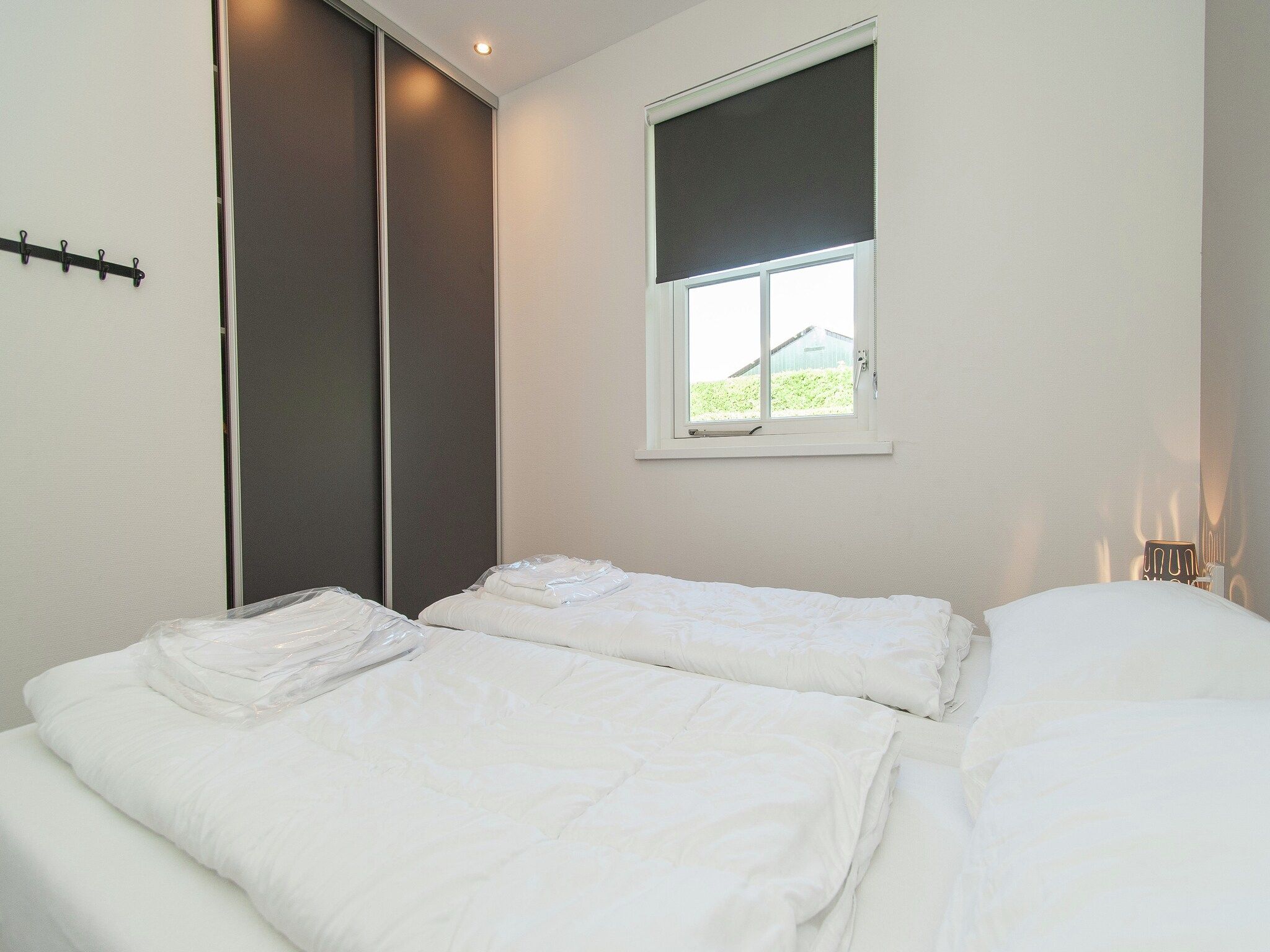 Een slaapkamer van Bungalowpark de Gouden Spar 3 in Noordwijk