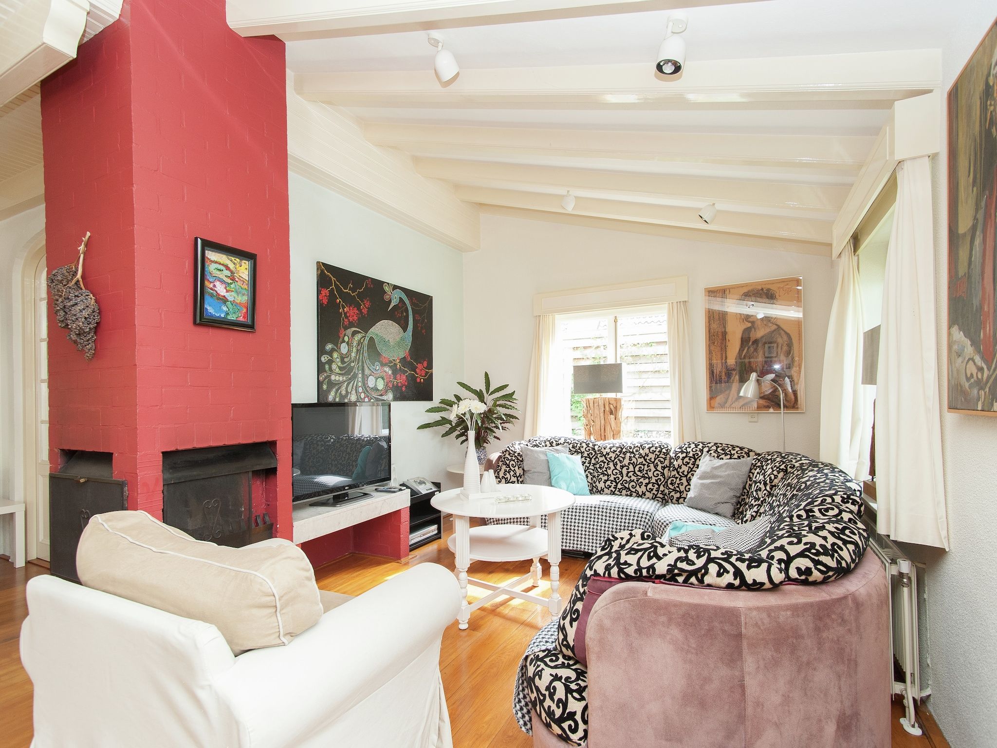 De woonkamer van Anna's Place in Schoorl