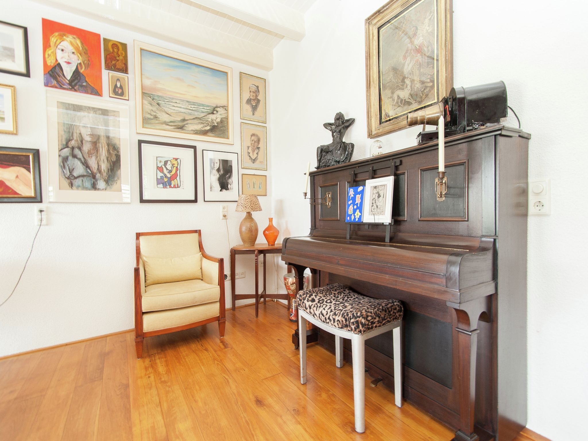 De woonkamer van Anna's Place in Schoorl
