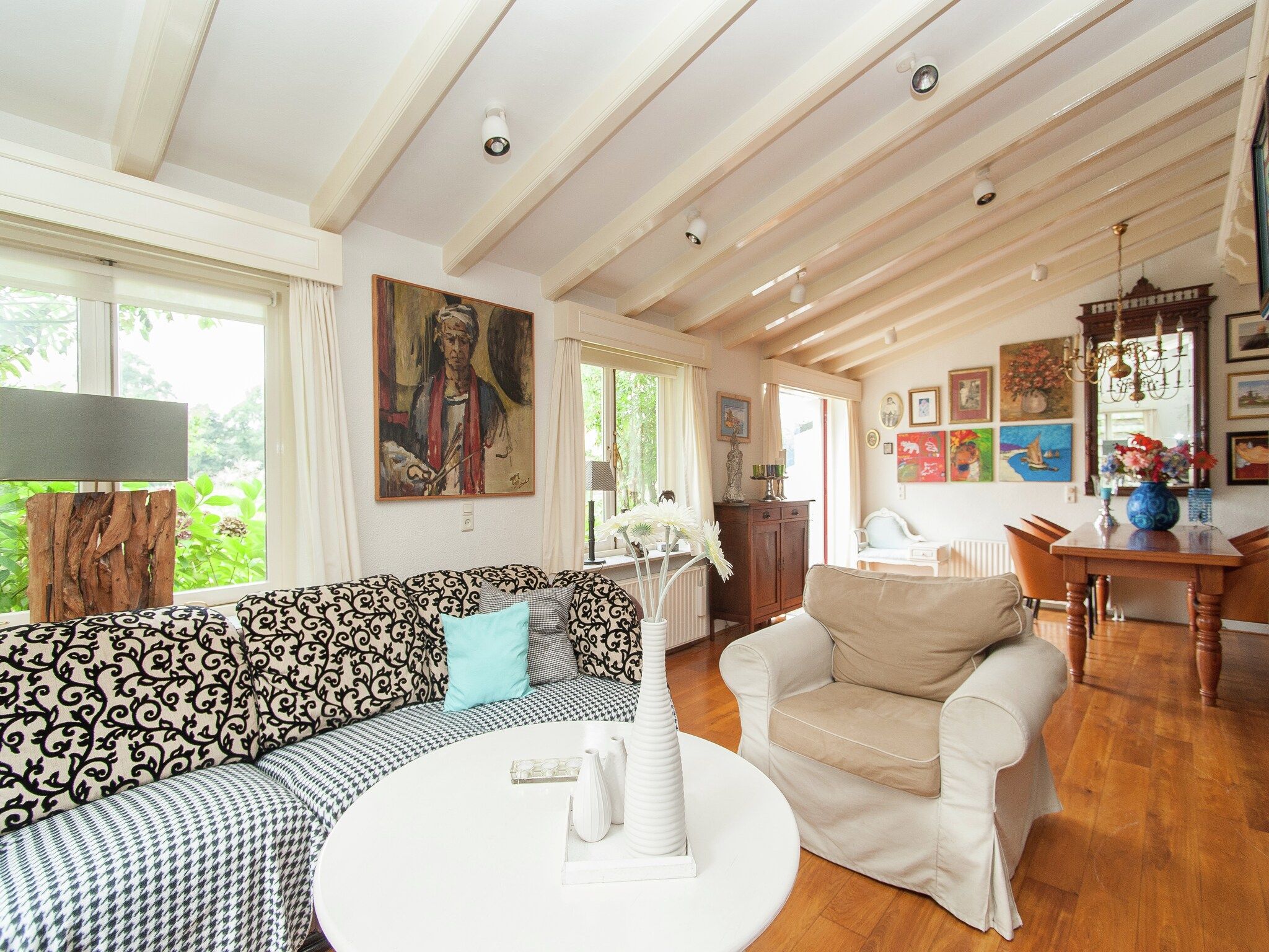 De woonkamer van Anna's Place in Schoorl