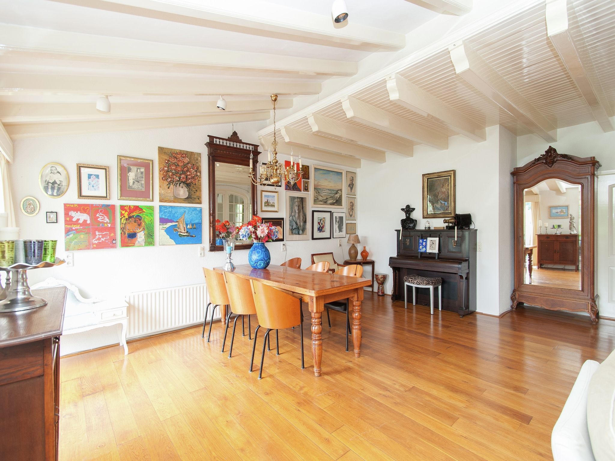 De eetkamer van Anna's Place in Schoorl