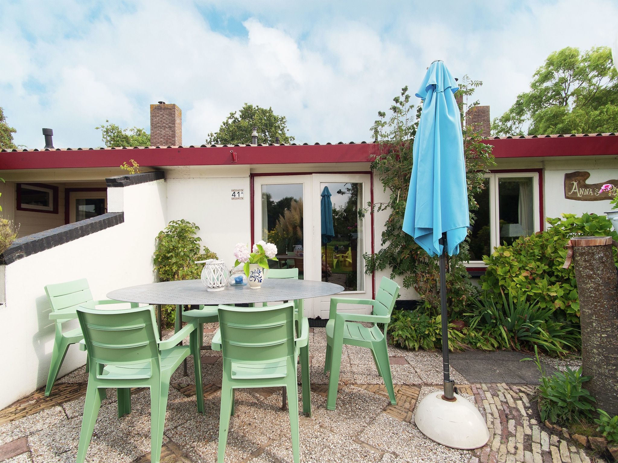 Het terras van Anna's Place in Schoorl