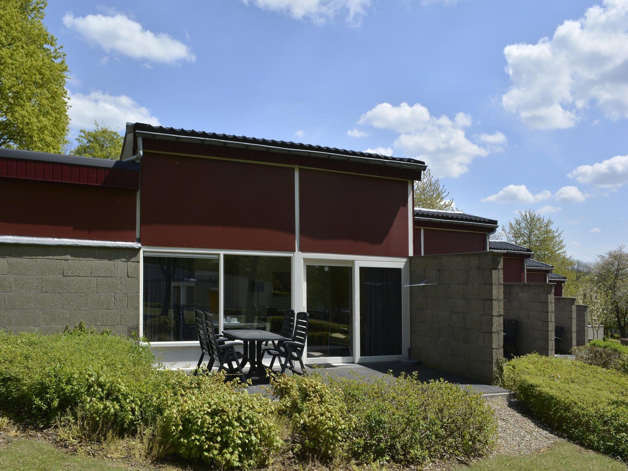 De buitenkant van Bungalowpark Schin op Geul 3 in Walem