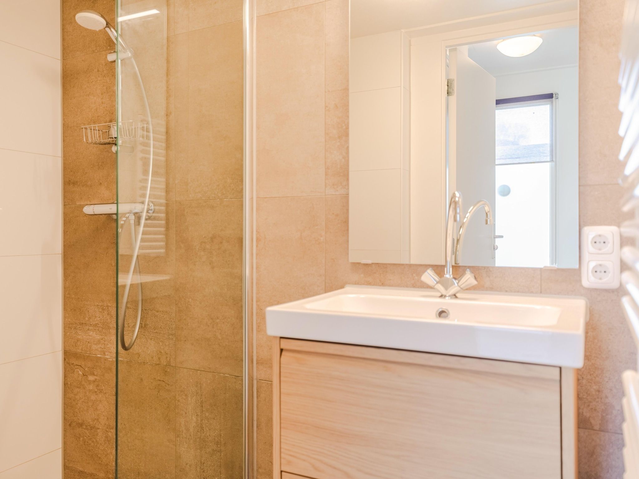De badkamer van Bungalowpark Schin op Geul 3 in Walem