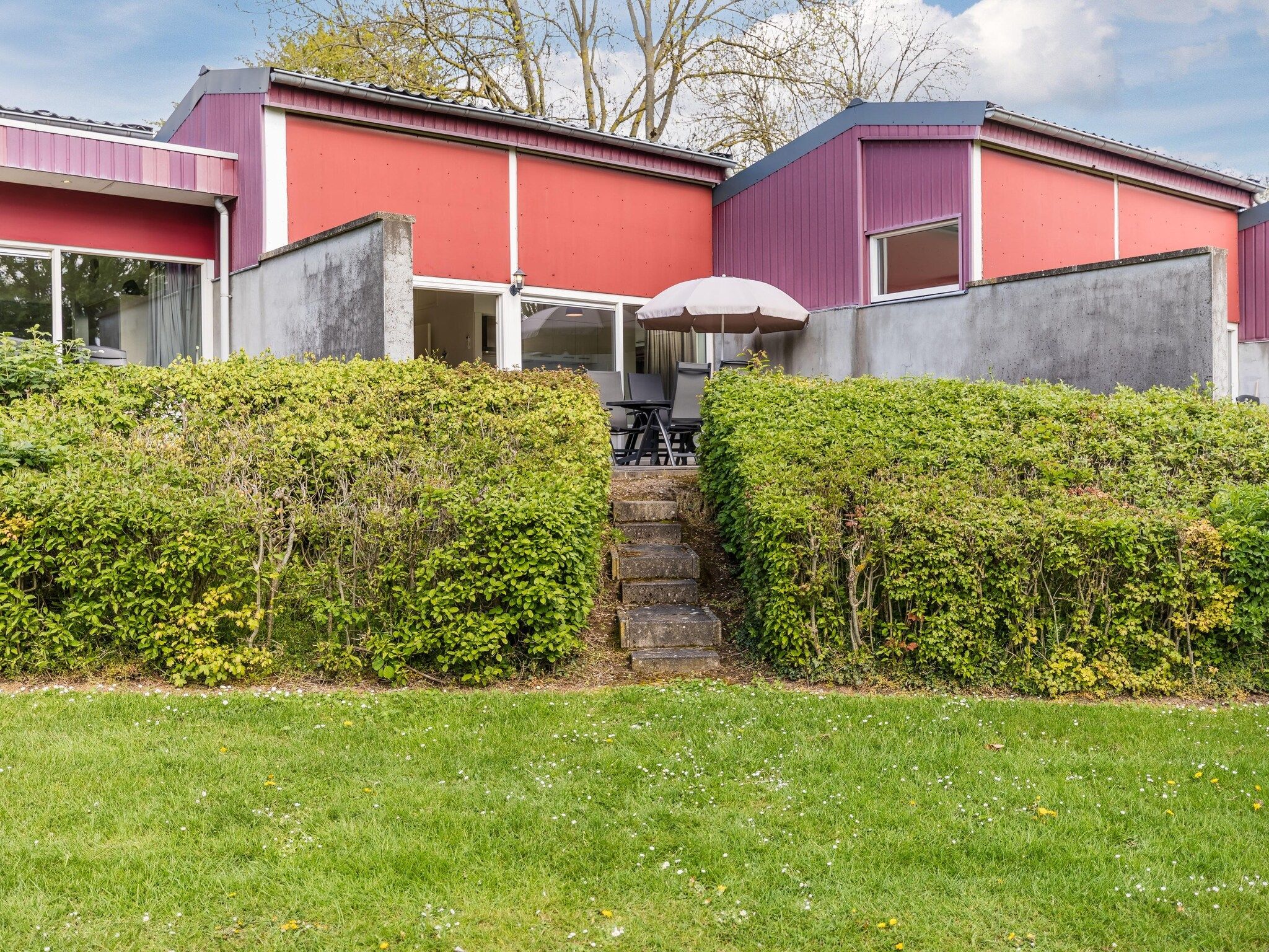 De buitenkant van Bungalowpark Schin op Geul 3 in Walem