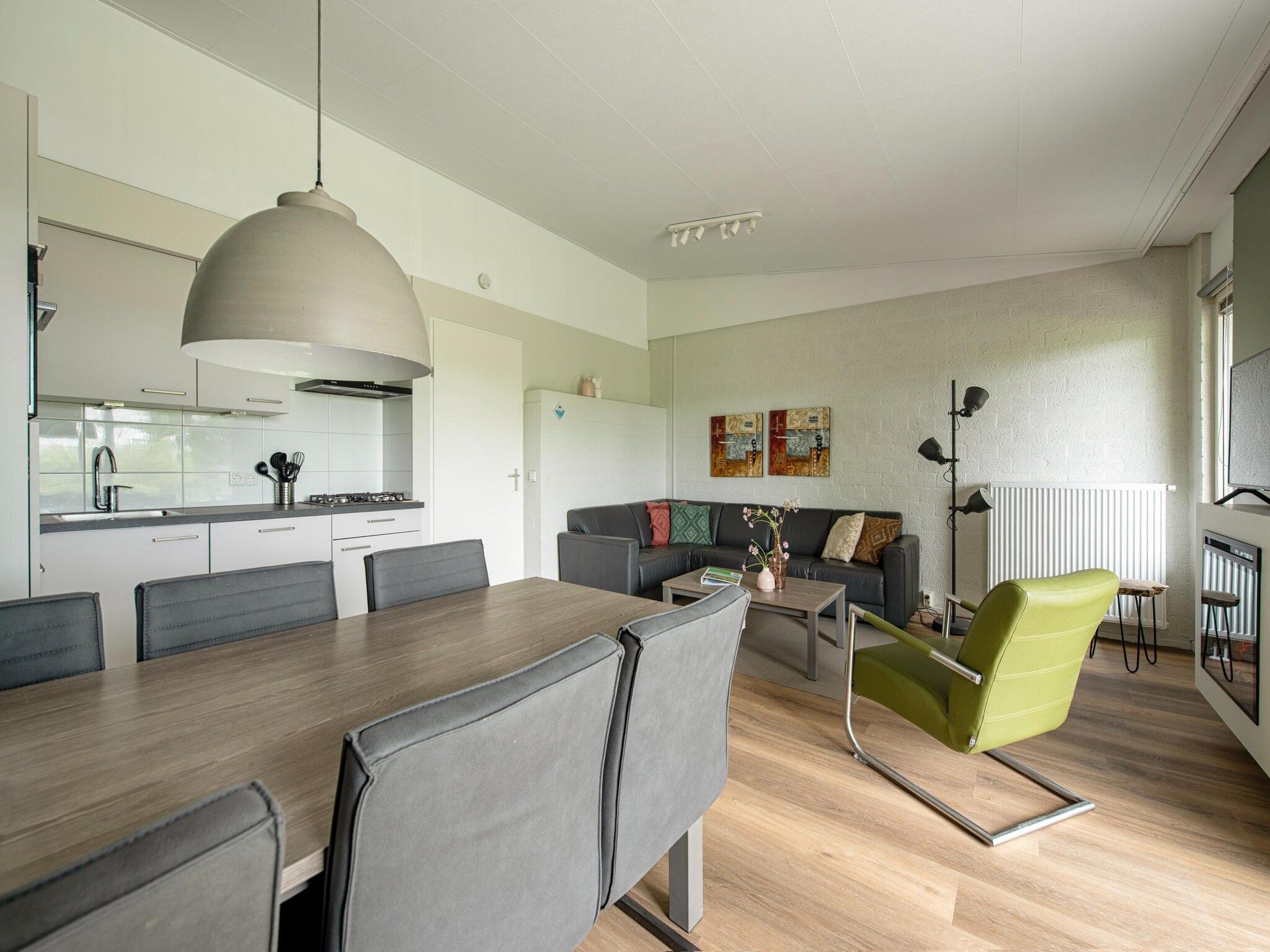 De eetkamer van Bungalowpark Schin op Geul 9 in Walem