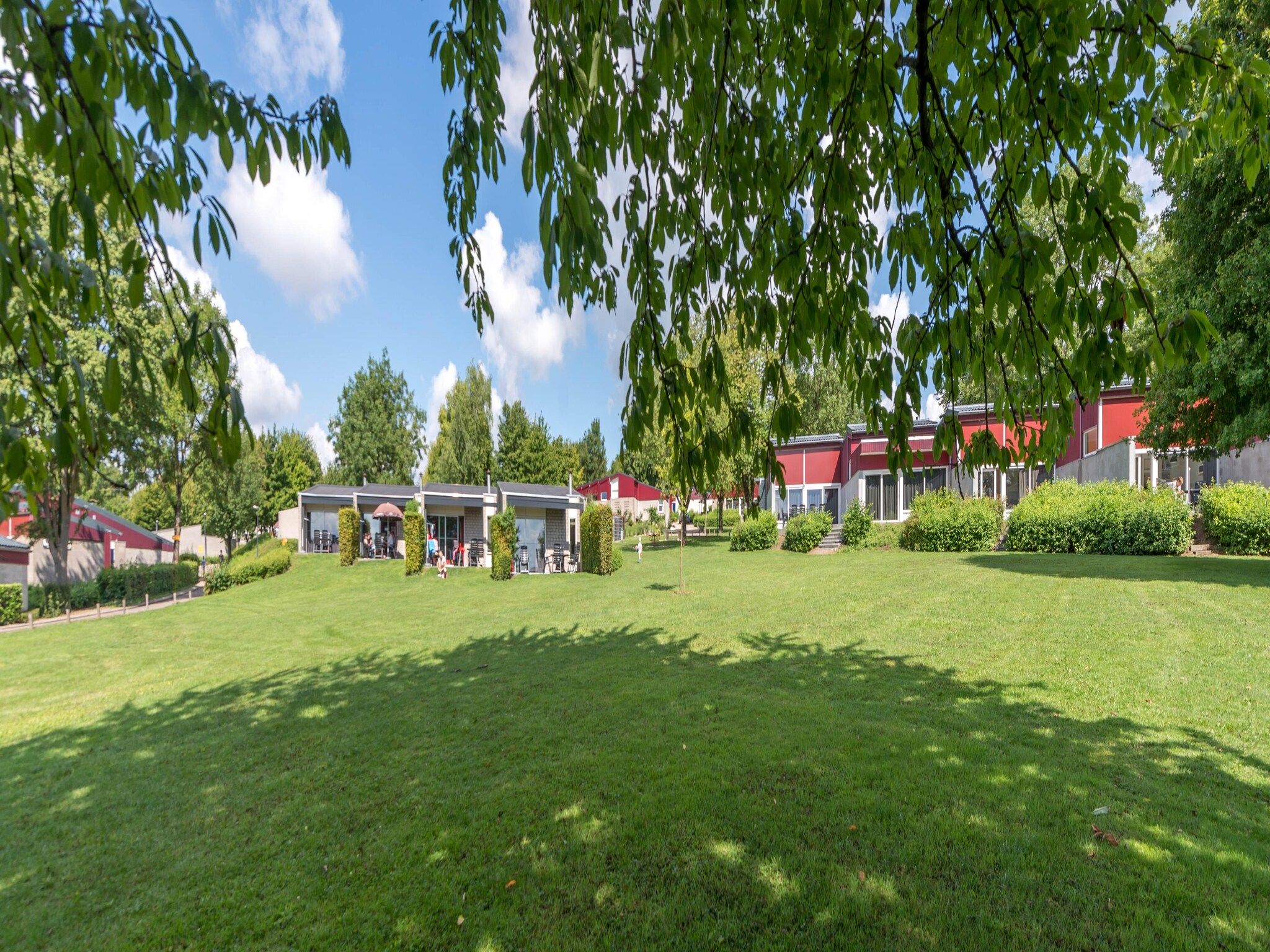 De tuin van Bungalowpark Schin op Geul 9 in Walem