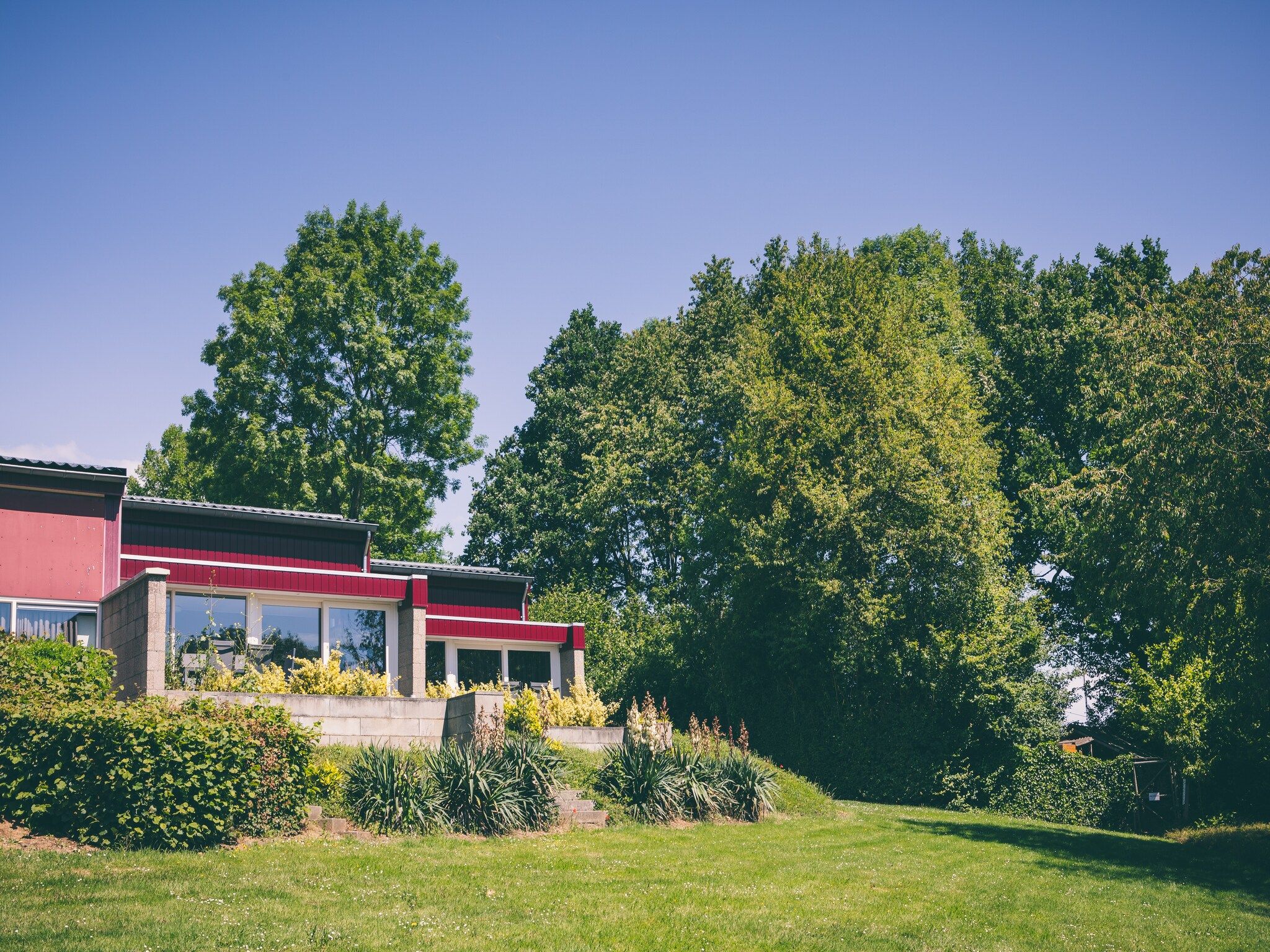 De buitenkant van Bungalowpark Schin op Geul 9 in Walem