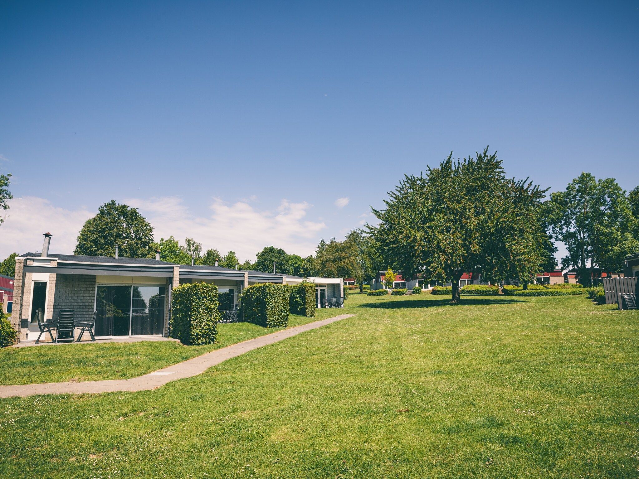 De tuin van Bungalowpark Schin op Geul 9 in Walem